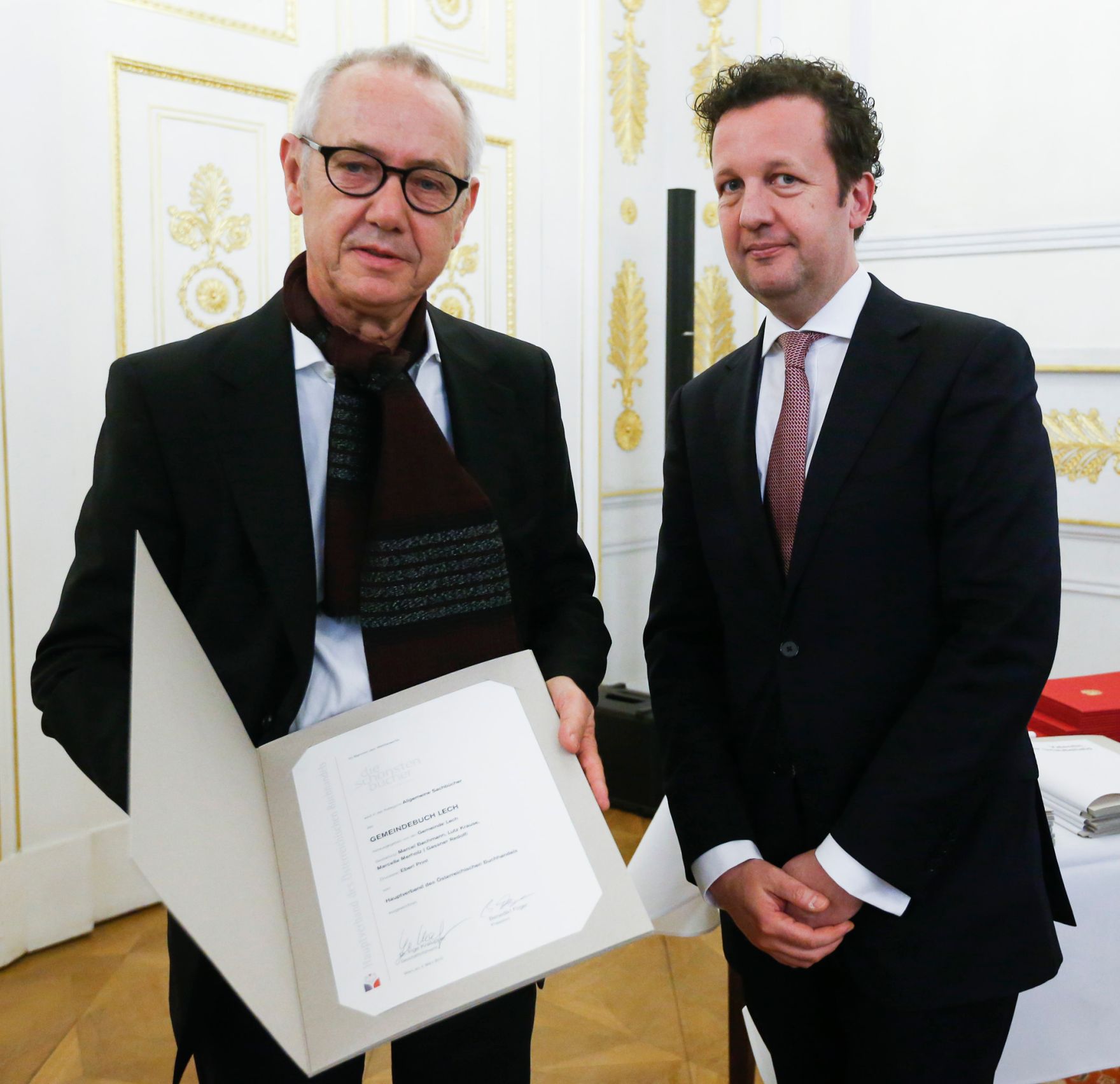 Am 4. M&auml;rz 2015 fand im Bundeskanzleramt die Staatspreisverleihung f&uuml;r die 'sch&ouml;nsten b&uuml;cher &ouml;sterreichs' statt. Im Bild der Pr&auml;sident des Hauptverbandes des &Ouml;sterreichischen Buchhandels, Benedikt F&ouml;ger (r.) mit dem Preistr&auml;ger Reinhard Gassner (l.).