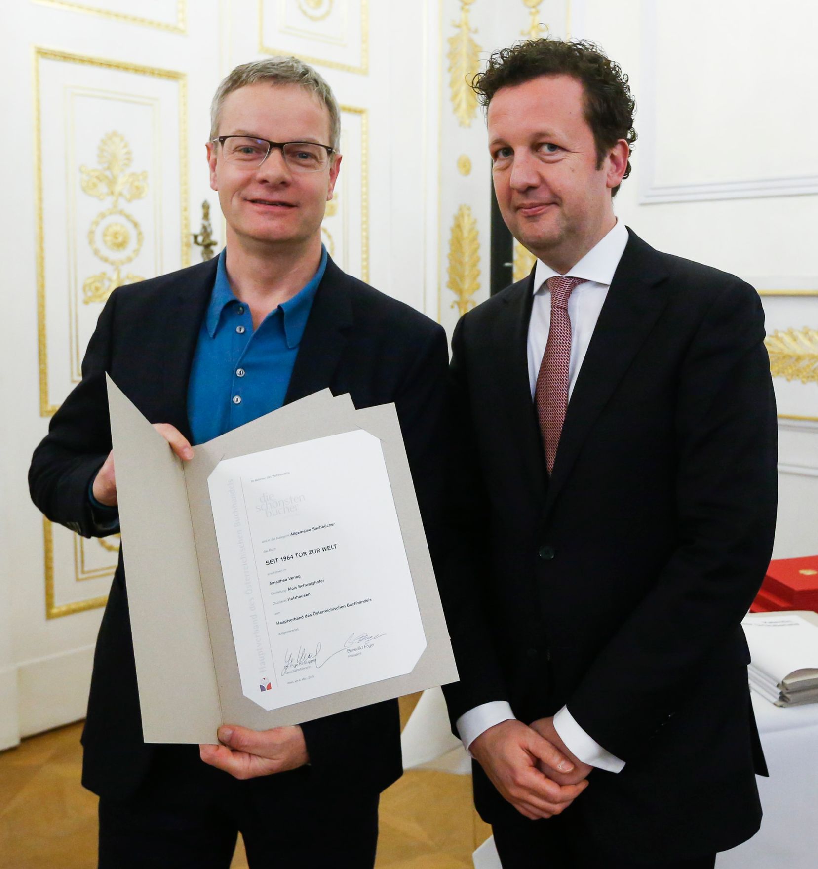 Am 4. M&auml;rz 2015 fand im Bundeskanzleramt die Staatspreisverleihung f&uuml;r die 'sch&ouml;nsten b&uuml;cher &ouml;sterreichs' statt. Im Bild der Pr&auml;sident des Hauptverbandes des &Ouml;sterreichischen Buchhandels, Benedikt F&ouml;ger (r.) mit dem Preistr&auml;ger Alois Schwaighofer (l.).