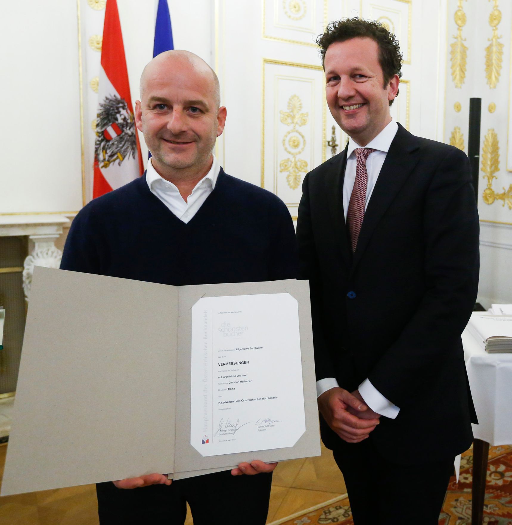 Am 4. M&auml;rz 2015 fand im Bundeskanzleramt die Staatspreisverleihung f&uuml;r die 'sch&ouml;nsten b&uuml;cher &ouml;sterreichs' statt. Im Bild der Pr&auml;sident des Hauptverbandes des &Ouml;sterreichischen Buchhandels, Benedikt F&ouml;ger (r.) mit dem Preistr&auml;ger Arno Ritter (l.).
