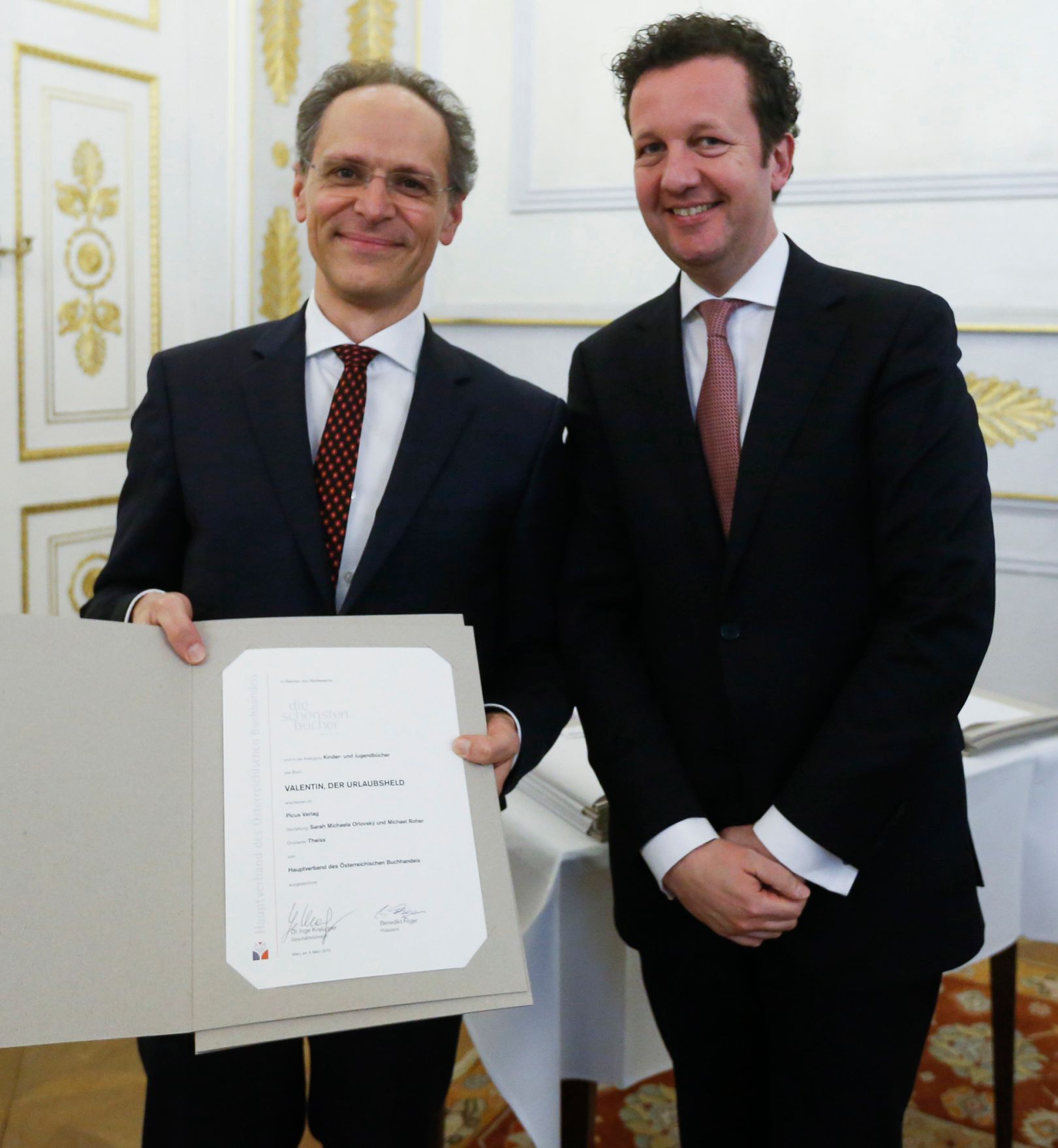 Am 4. M&auml;rz 2015 fand im Bundeskanzleramt die Staatspreisverleihung f&uuml;r die 'sch&ouml;nsten b&uuml;cher &ouml;sterreichs' statt. Im Bild der Pr&auml;sident des Hauptverbandes des &Ouml;sterreichischen Buchhandels, Benedikt F&ouml;ger (r.) mit dem Preistr&auml;ger Alexander Potyka (l.).