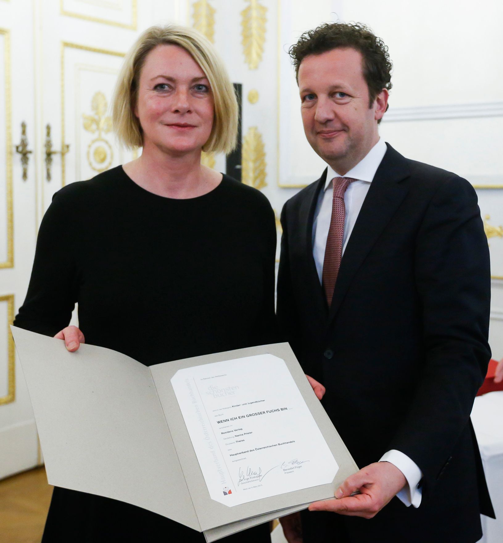 Am 4. M&auml;rz 2015 fand im Bundeskanzleramt die Staatspreisverleihung f&uuml;r die 'sch&ouml;nsten b&uuml;cher &ouml;sterreichs' statt. Im Bild der Pr&auml;sident des Hauptverbandes des &Ouml;sterreichischen Buchhandels, Benedikt F&ouml;ger (r.) mit der Preistr&auml;gerin Claudia Romeder (l.).