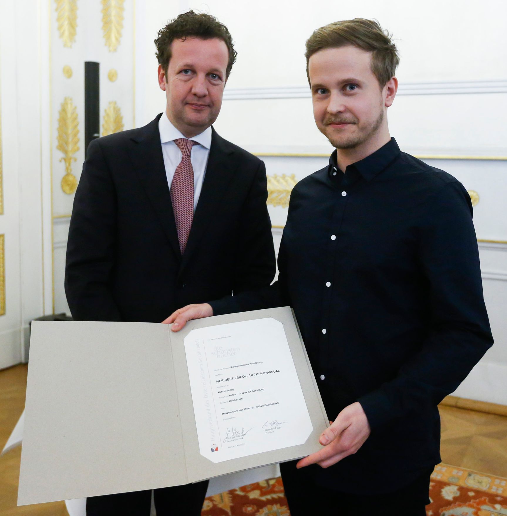 Am 4. M&auml;rz 2015 fand im Bundeskanzleramt die Staatspreisverleihung f&uuml;r die 'sch&ouml;nsten b&uuml;cher &ouml;sterreichs' statt. Im Bild der Pr&auml;sident des Hauptverbandes des &Ouml;sterreichischen Buchhandels, Benedikt F&ouml;ger (l.) mit dem Preistr&auml;ger Daniel Car (r.).