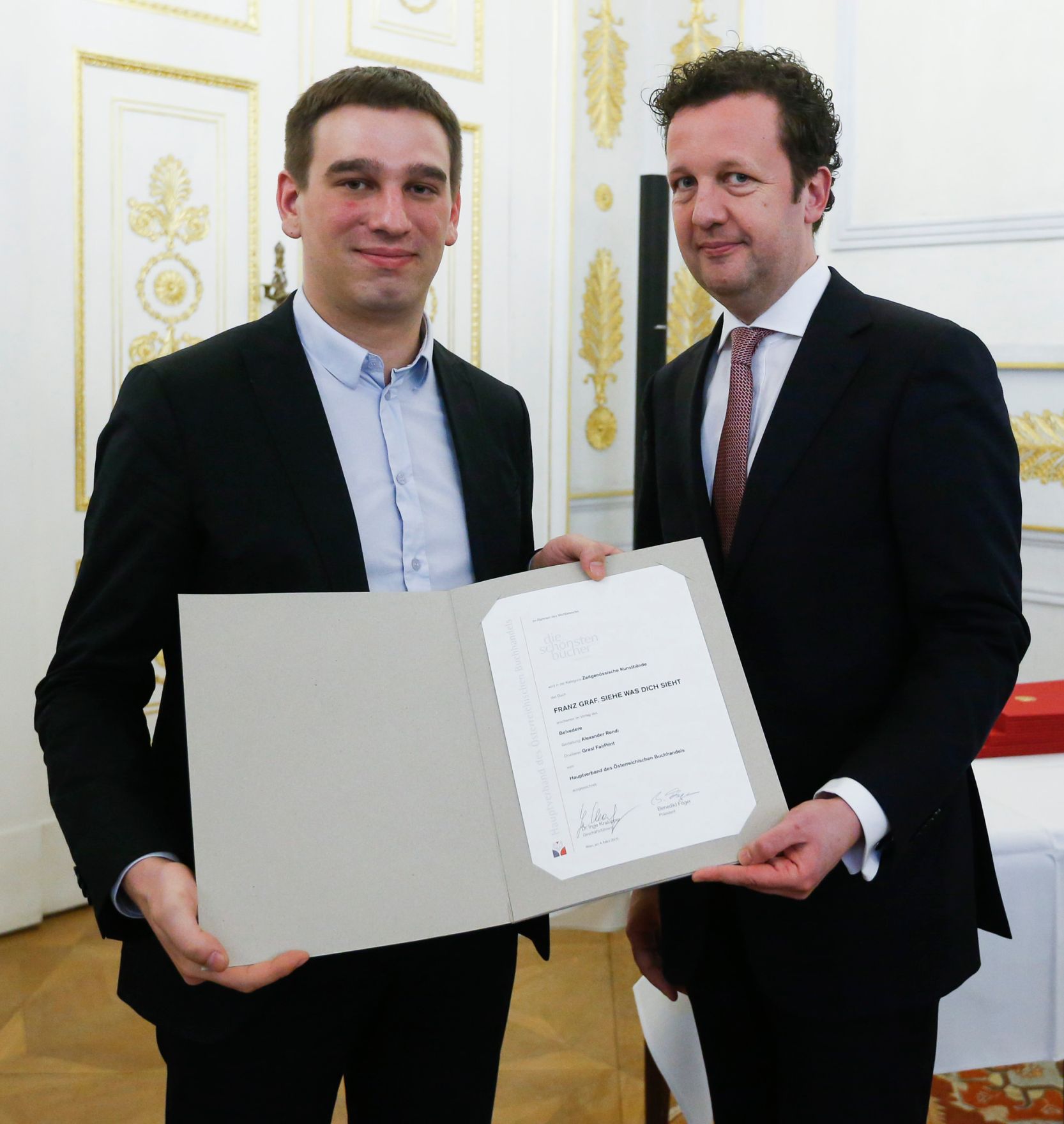 Am 4. M&auml;rz 2015 fand im Bundeskanzleramt die Staatspreisverleihung f&uuml;r die 'sch&ouml;nsten b&uuml;cher &ouml;sterreichs' statt. Im Bild der Pr&auml;sident des Hauptverbandes des &Ouml;sterreichischen Buchhandels, Benedikt F&ouml;ger (r.) mit dem Preistr&auml;ger Severin D&uuml;nser (l.).