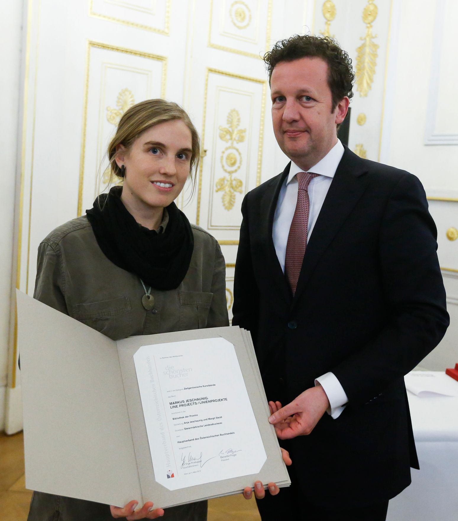 Am 4. M&auml;rz 2015 fand im Bundeskanzleramt die Staatspreisverleihung f&uuml;r die 'sch&ouml;nsten b&uuml;cher &ouml;sterreichs' statt. Im Bild der Pr&auml;sident des Hauptverbandes des &Ouml;sterreichischen Buchhandels, Benedikt F&ouml;ger (r.) mit der Preistr&auml;gerin Margit Steidl (l.).