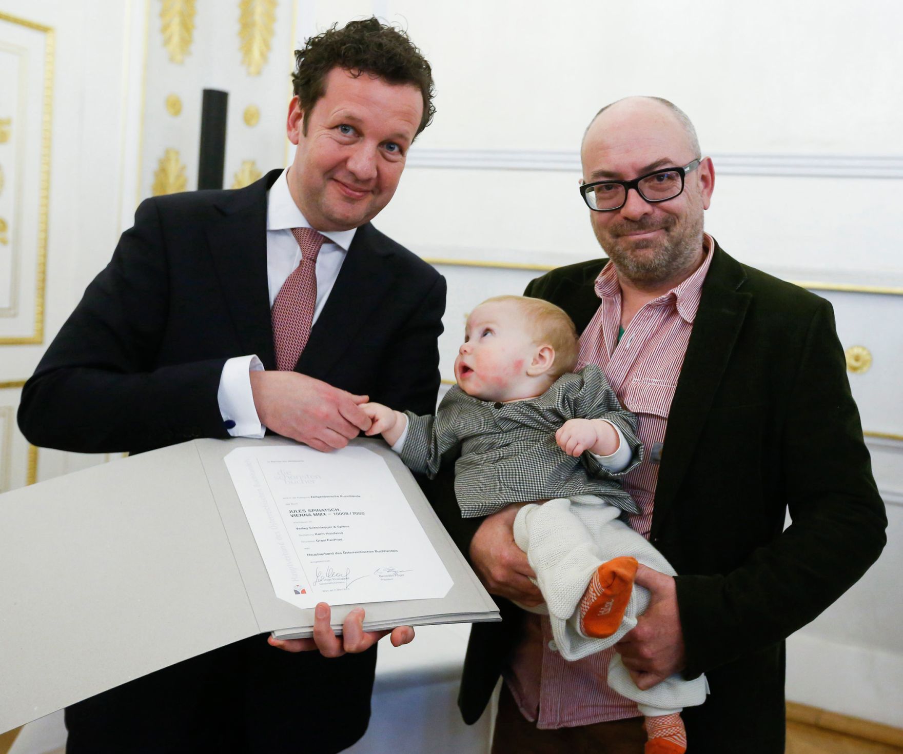 Am 4. M&auml;rz 2015 fand im Bundeskanzleramt die Staatspreisverleihung f&uuml;r die 'sch&ouml;nsten b&uuml;cher &ouml;sterreichs' statt. Im Bild der Pr&auml;sident des Hauptverbandes des &Ouml;sterreichischen Buchhandels, Benedikt F&ouml;ger (l.) mit dem Preistr&auml;ger Jules Spinatsch (r.).