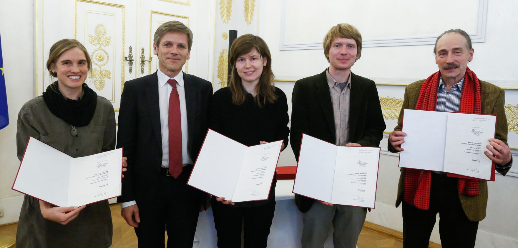 Am 4. M&auml;rz 2015 fand im Bundeskanzleramt die Staatspreisverleihung f&uuml;r die 'sch&ouml;nsten b&uuml;cher &ouml;sterreichs' statt. Im Bild (v.l.n.r.) Preistr&auml;gerin Margit Steidl, Kunst- und Kulturminister Josef Ostermayer, Preistr&auml;gerin Anja Jeschaunig und die Preistr&auml;ger Markus Jeschaunig und Richard Pils.