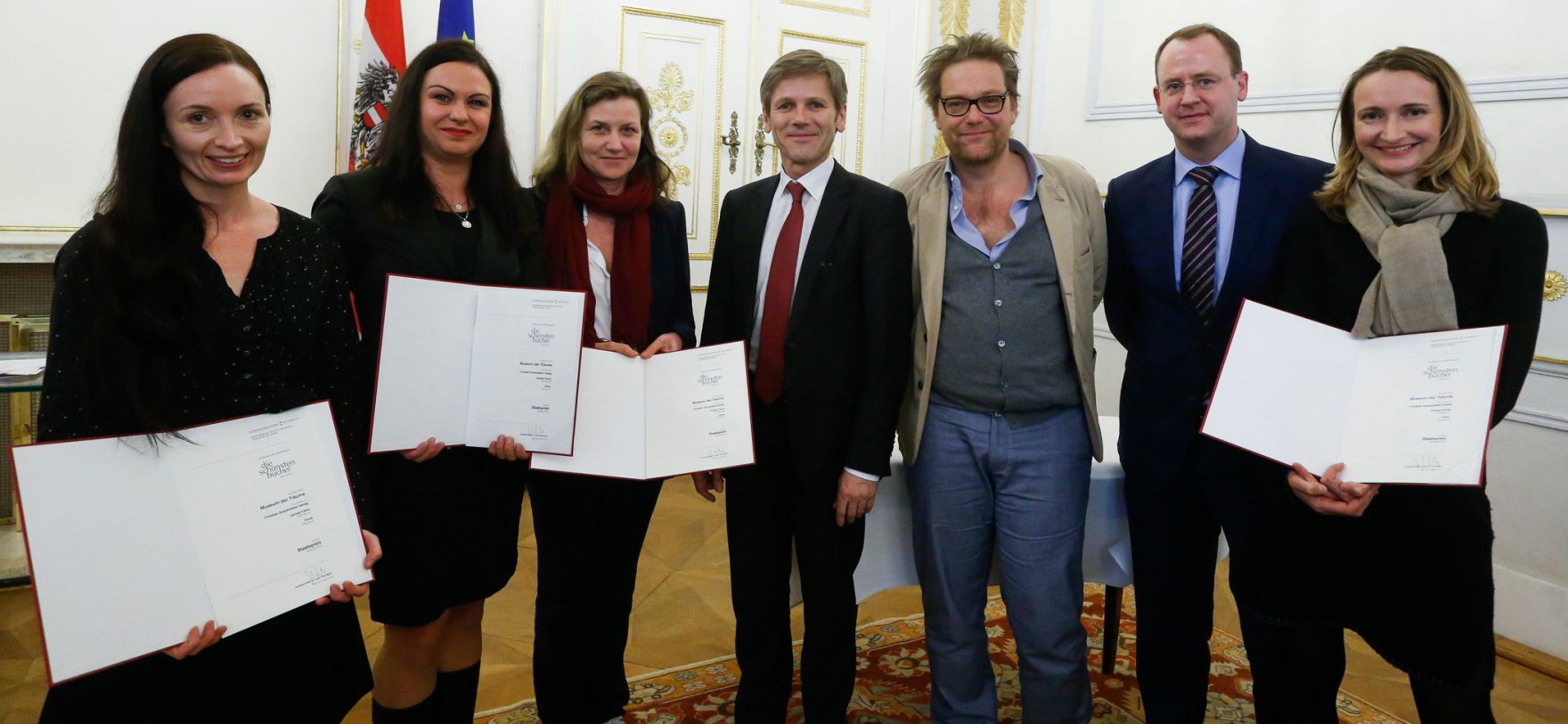 Am 4. M&auml;rz 2015 fand im Bundeskanzleramt die Staatspreisverleihung f&uuml;r die 'sch&ouml;nsten b&uuml;cher &ouml;sterreichs' statt. Im Bild (v.l.n.r.) Preistr&auml;gerinnen Larissa Cerny, Sylvie Cekierova und Jacqueline Kornm&uuml;ller, Kunst- und Kulturminister Josef Ostermayer, Preistr&auml;ger Peter Wolf und Preistr&auml;gerin Elisabeth Stein-H&ouml;lzl (r.).