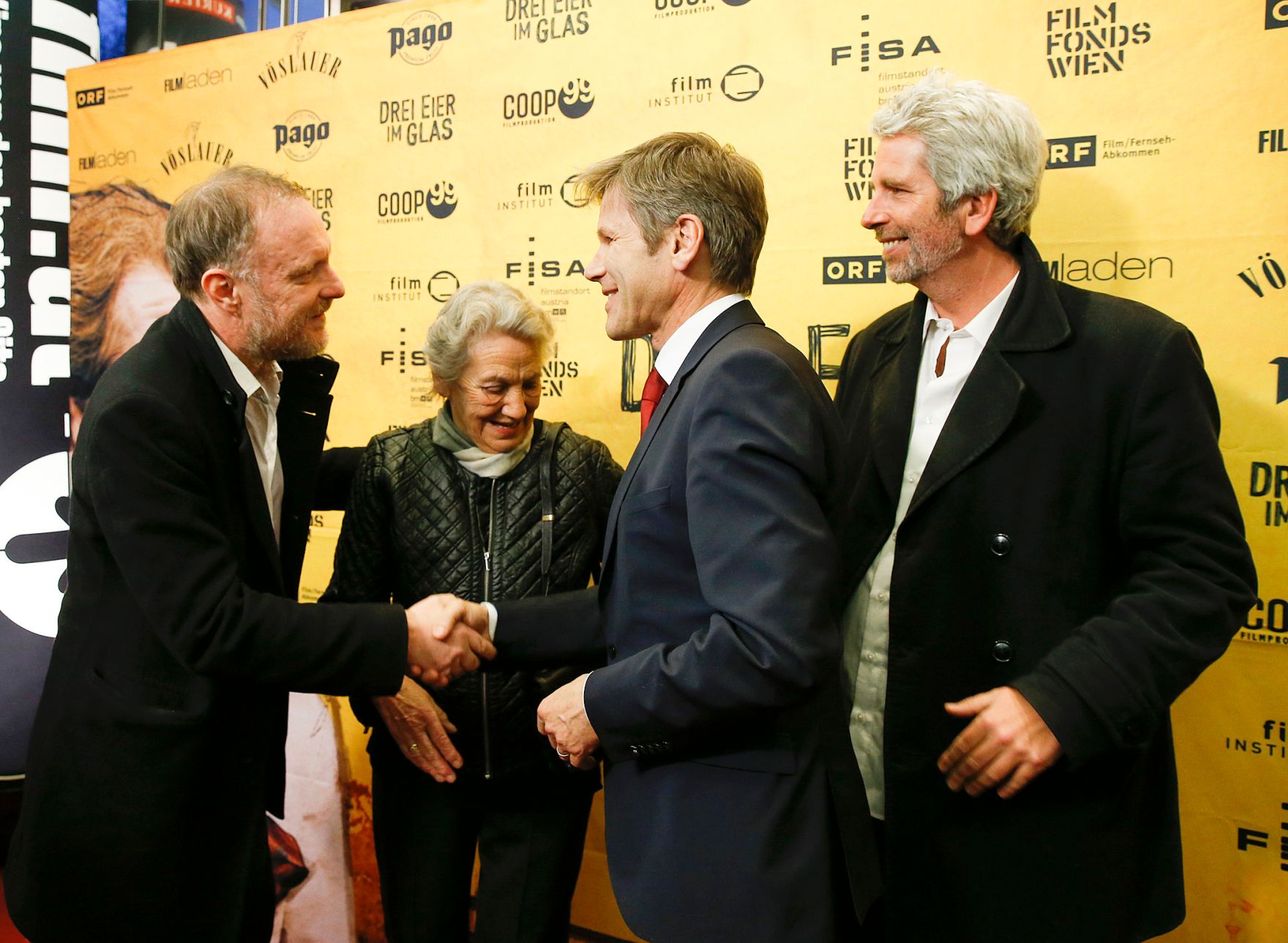 Am 7. April 2015 besuchte Kunst- und Kulturminister Josef Ostermayer (m.r.) die Premiere des Films &bdquo;Drei Eier im Glas&ldquo; im Gartenbau Kino. Im Bild mit Schauspieler Christoph Grissemann (l.), Schauspielerin Ingrid Burkhard (m.l.) und Schauspieler Dirk Stermann (r.).