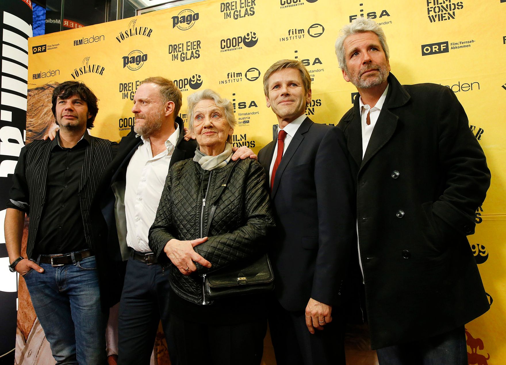 Am 7. April 2015 besuchte Kunst- und Kulturminister Josef Ostermayer (m.r.) die Premiere des Films &bdquo;Drei Eier im Glas&ldquo; im Gartenbau Kino. Im Bild mit Filmregisseur Antonin Svoboda (l.) Schauspieler Christoph Grissemann (m.l.), Schauspielerin Ingrid Burkhard (m.) und Schauspieler Dirk Stermann (r.).