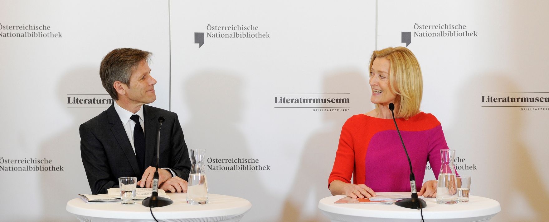 Am 17. April 2015 nahm Kunst- und Kulturminister Josef Ostermayer (l.) an der Pressekonferenz anl&auml;sslich der Er&ouml;ffnung des Literaturmuseums der &Ouml;sterreichischen Nationalbibliothek teil. Im Bild mit Johanna Rachinger (r.), Generaldirektorin der &Ouml;sterreichischen Nationalbibliothek.