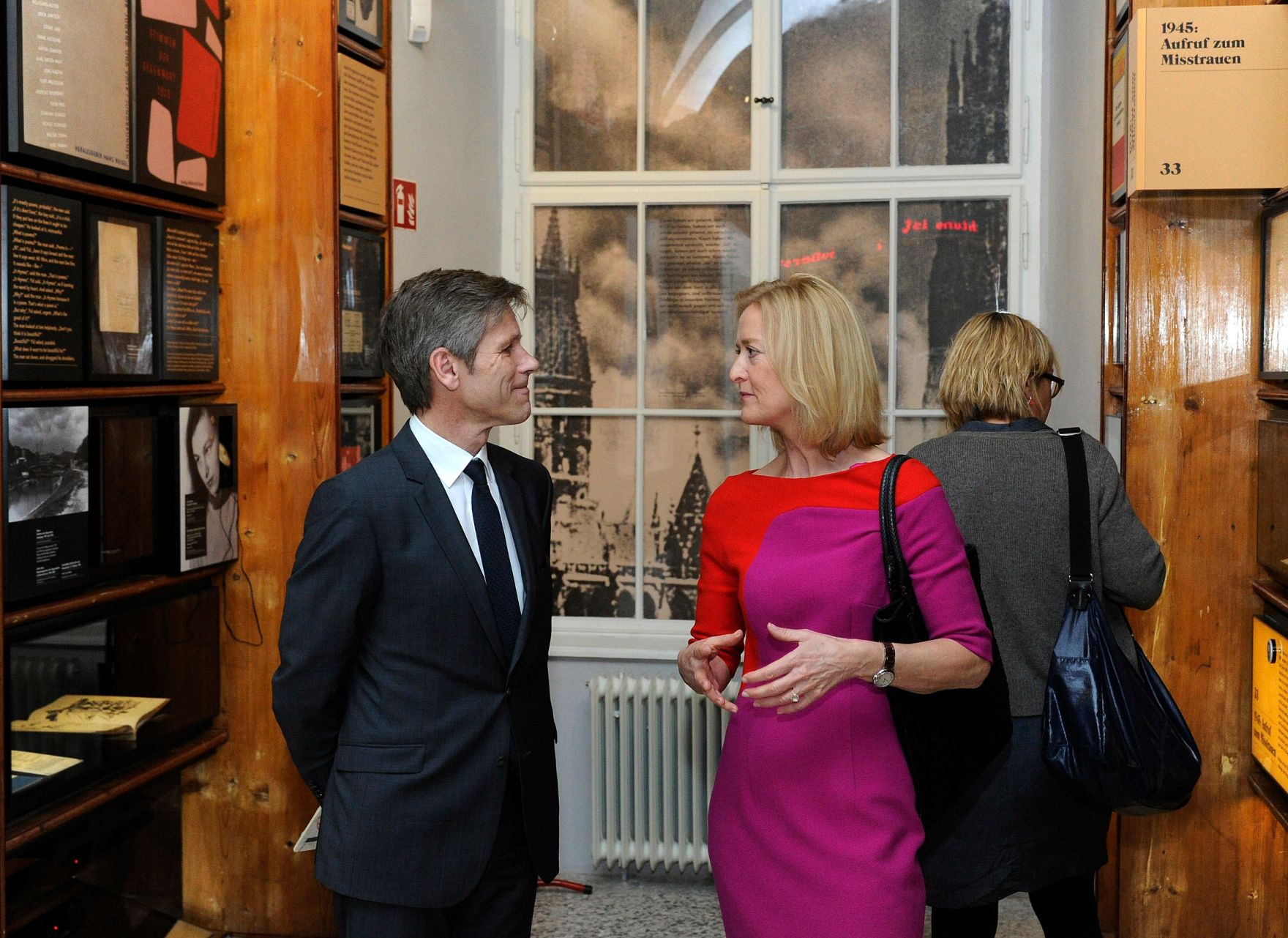Am 17. April 2015 nahm Kunst- und Kulturminister Josef Ostermayer (l.) an der Pressekonferenz anl&auml;sslich der Er&ouml;ffnung des Literaturmuseums der &Ouml;sterreichischen Nationalbibliothek teil. Im Bild mit Johanna Rachinger (r.), Generaldirektorin der &Ouml;sterreichischen Nationalbibliothek.