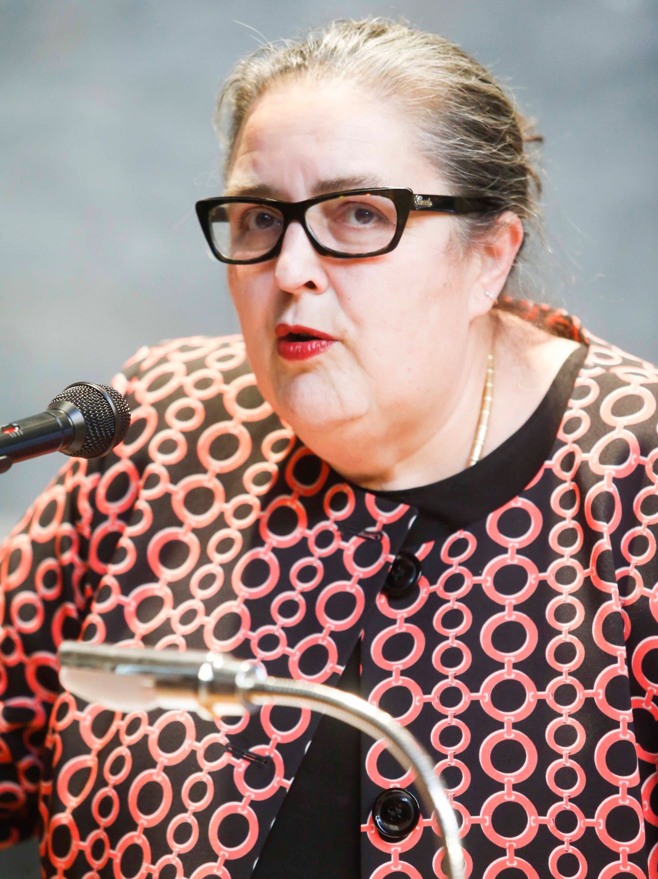 Am 22. April 2015 &uuml;berreichte Kunst- und Kulturminister Josef Ostermayer den Birgit-J&uuml;rgnessen-Preis an die K&uuml;nstlerin Daniela Grabosch. Im Bild die Rektorin der Akademie der bildenden K&uuml;nste Eva Blimlinger.