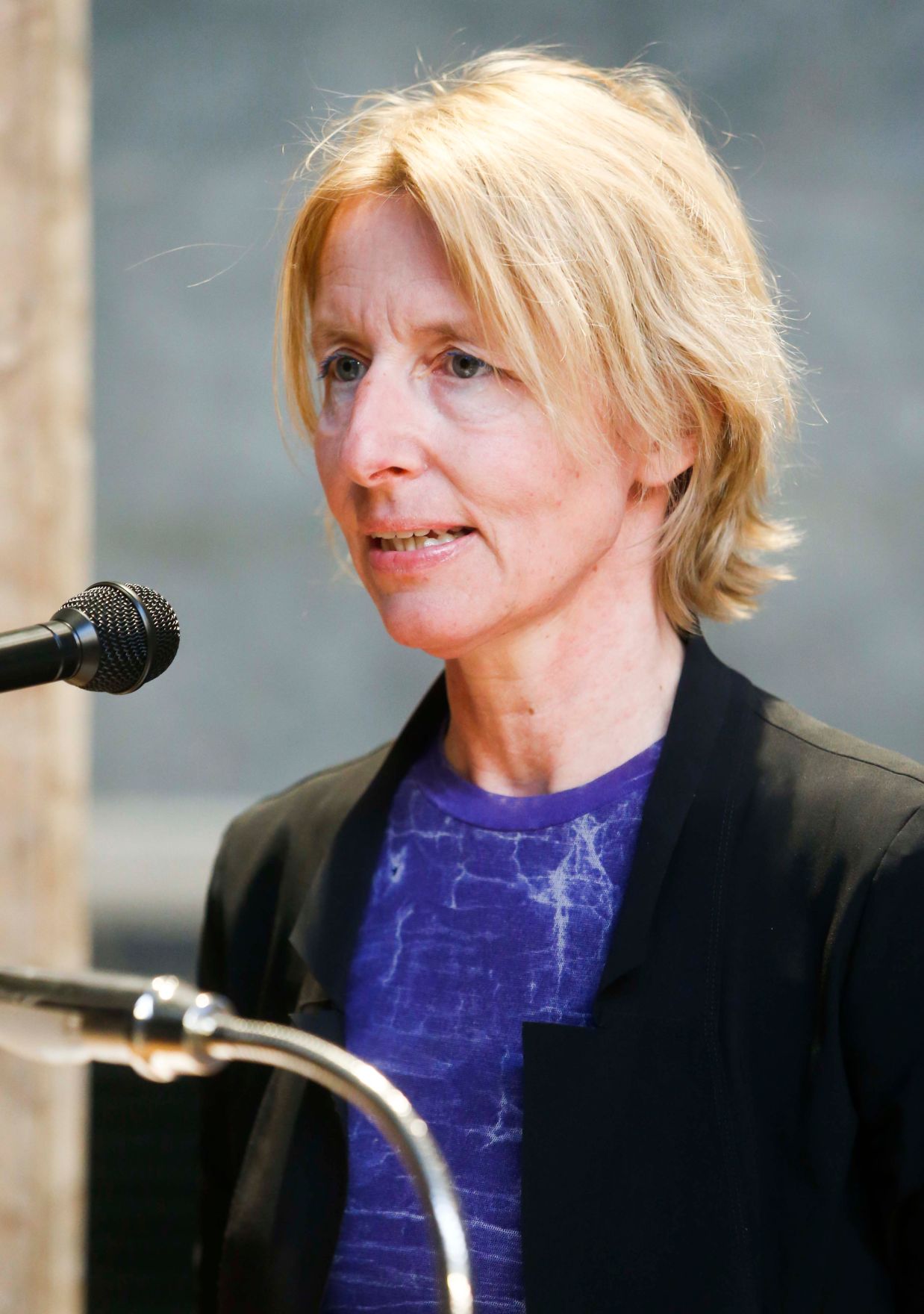 Am 22. April 2015 &uuml;berreichte Kunst- und Kulturminister Josef Ostermayer den Birgit-J&uuml;rgenssen-Preis an die K&uuml;nstlerin Daniela Grabosch. Im Bild die K&uuml;nstlerin Carola Dertnig.