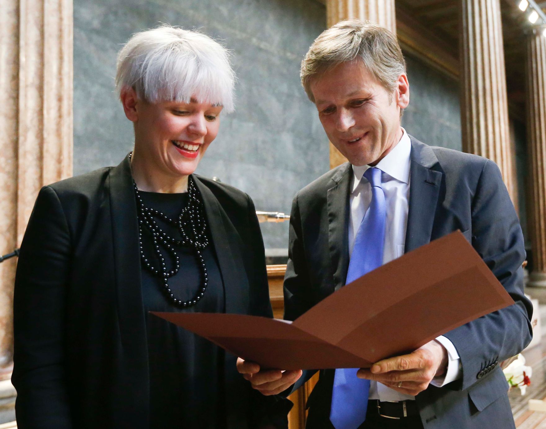 Am 22. April 2015 &uuml;berreichte Kunst- und Kulturminister Josef Ostermayer (r.) den Birgit-J&uuml;rgenssen-Preis an die K&uuml;nstlerin Daniela Grabosch (l).