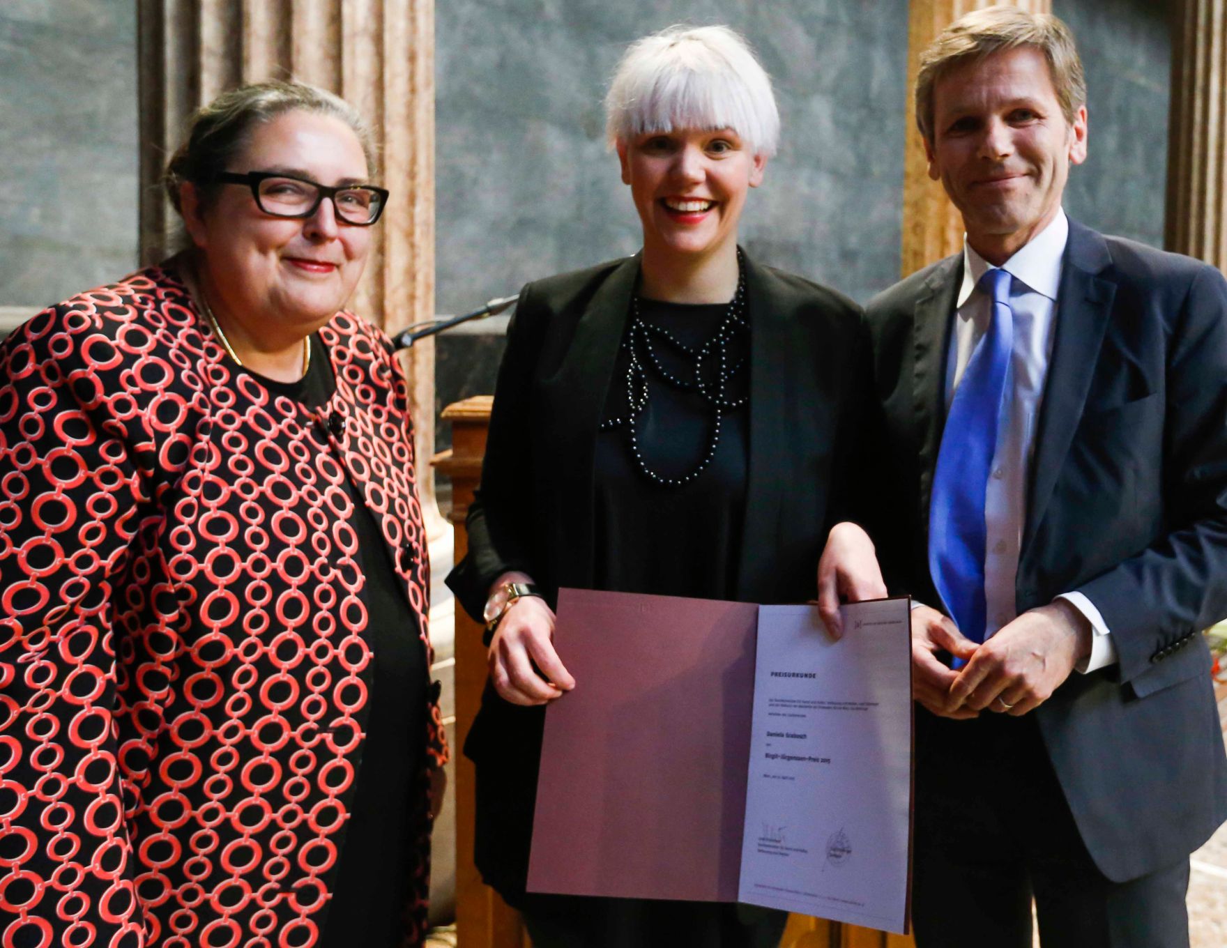 Am 22. April 2015 &uuml;berreichte Kunst- und Kulturminister Josef Ostermayer (r.) den Birgit-J&uuml;rgenssen-Preis an die K&uuml;nstlerin Daniela Grabosch (m). Im Bild mit der Rektorin der Akademie der bildenden K&uuml;nste Eva Blimlinger (l.).
