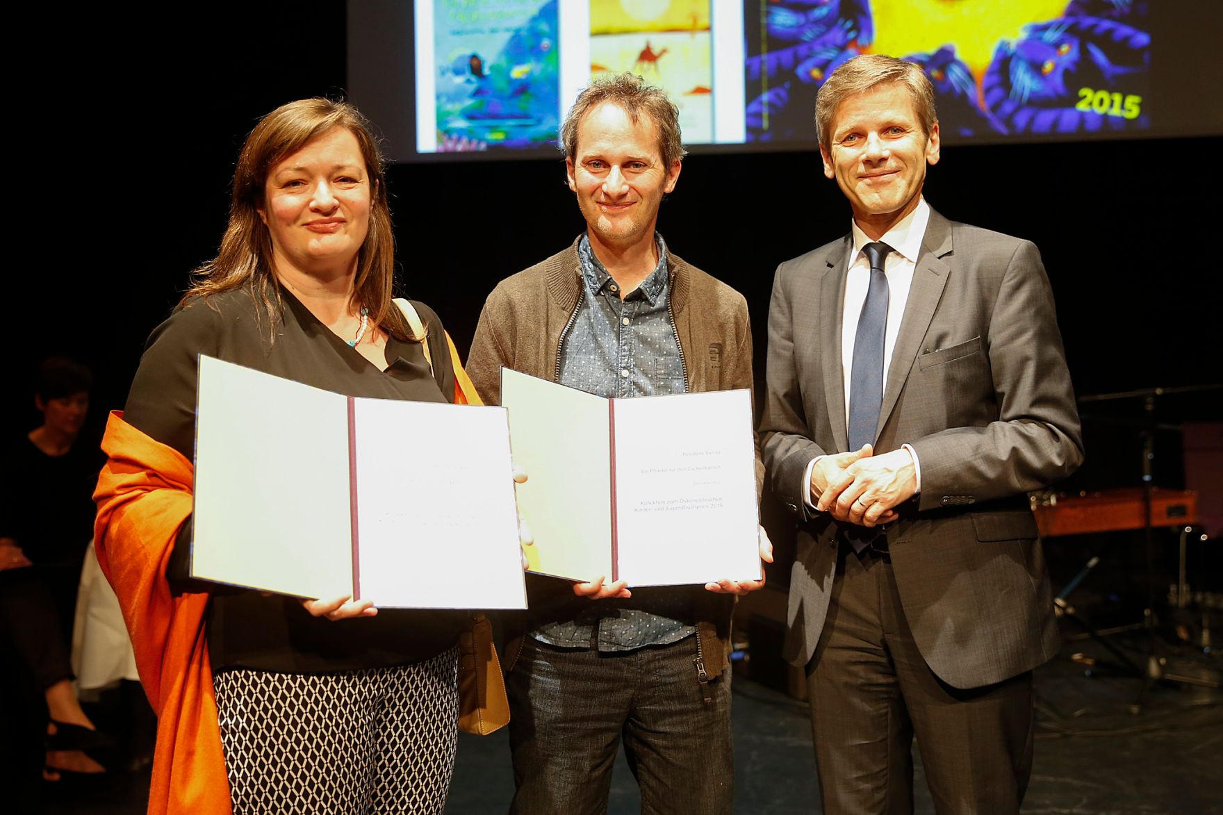 Am 18. Mai 2015 fand im Kultur- und Kongresszentrum in Eisenstadt die Verleihung des &Ouml;sterreichischen Kinder- und Jugendbuchpreises statt. Im Bild (v.r.n.l.) Kunst- und Kulturminister Josef Ostermayer, Jens Rassmus und Cornelia Hladej.
