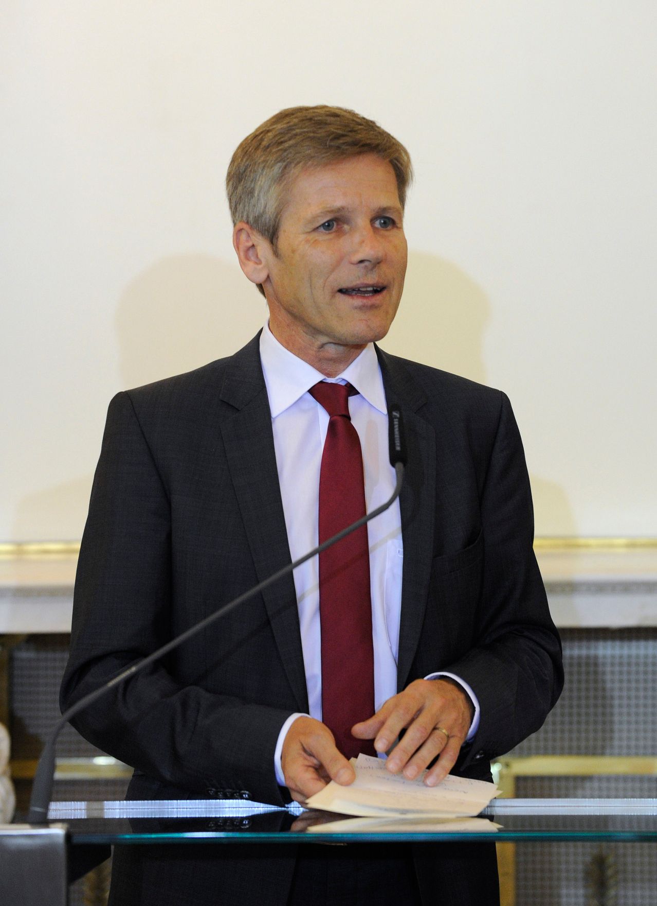 Am 2. September 2015 &uuml;berreichte Kunst -und Kulturminister Josef Ostermayer (im Bild) das Gro&szlig;e Ehrenzeichen f&uuml;r Verdienste um die Republik &Ouml;sterreich an den &ouml;sterreichischen Maler und Musiker Karl Hodina.