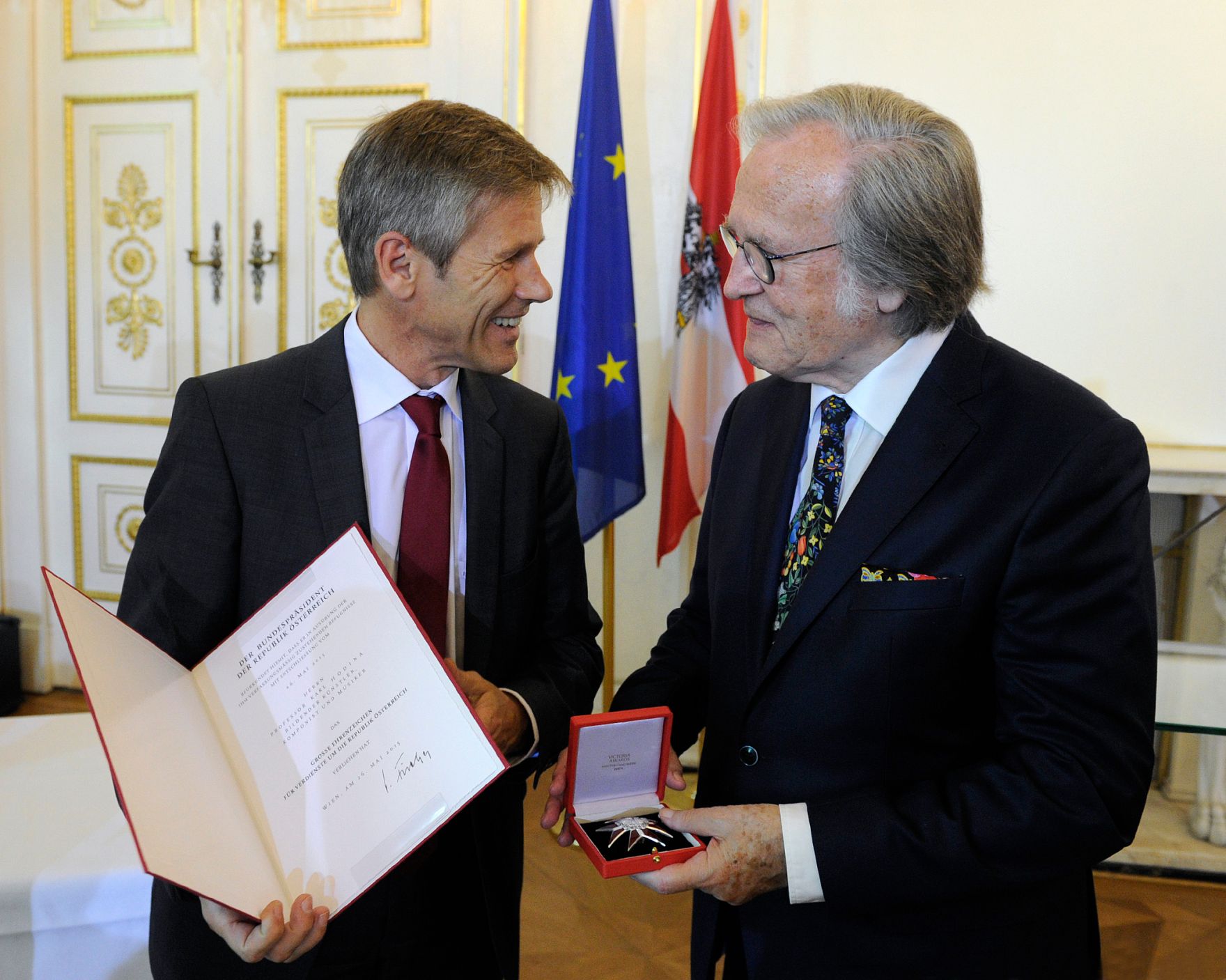 Am 2. September 2015 &uuml;berreichte Kunst -und Kulturminister Josef Ostermayer (l.) das Gro&szlig;e Ehrenzeichen f&uuml;r Verdienste um die Republik &Ouml;sterreich an den &ouml;sterreichischen Maler und Musiker Karl Hodina (r.).