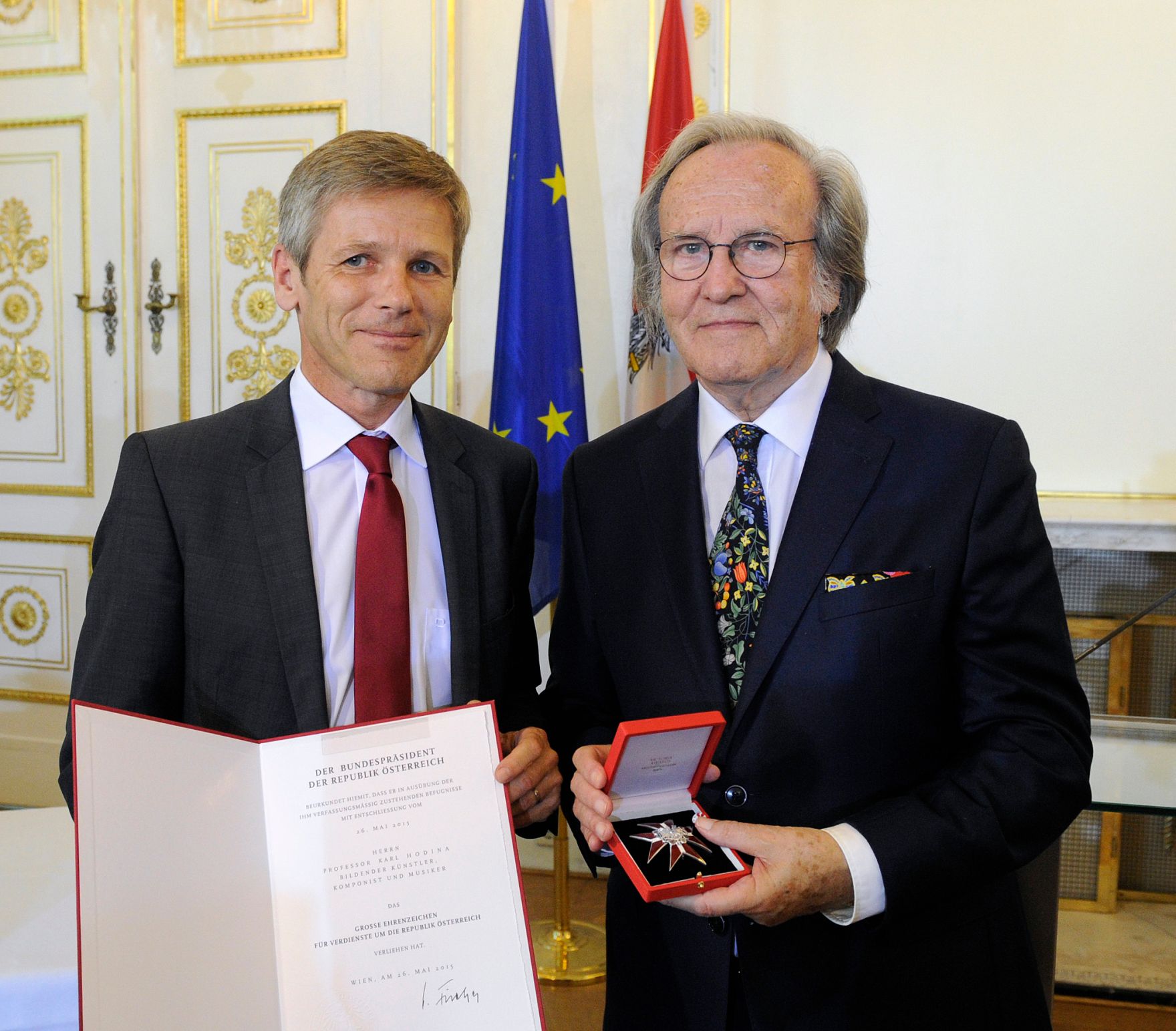 Am 2. September 2015 &uuml;berreichte Kunst -und Kulturminister Josef Ostermayer (l.) das Gro&szlig;e Ehrenzeichen f&uuml;r Verdienste um die Republik &Ouml;sterreich an den &ouml;sterreichischen Maler und Musiker Karl Hodina (r.).