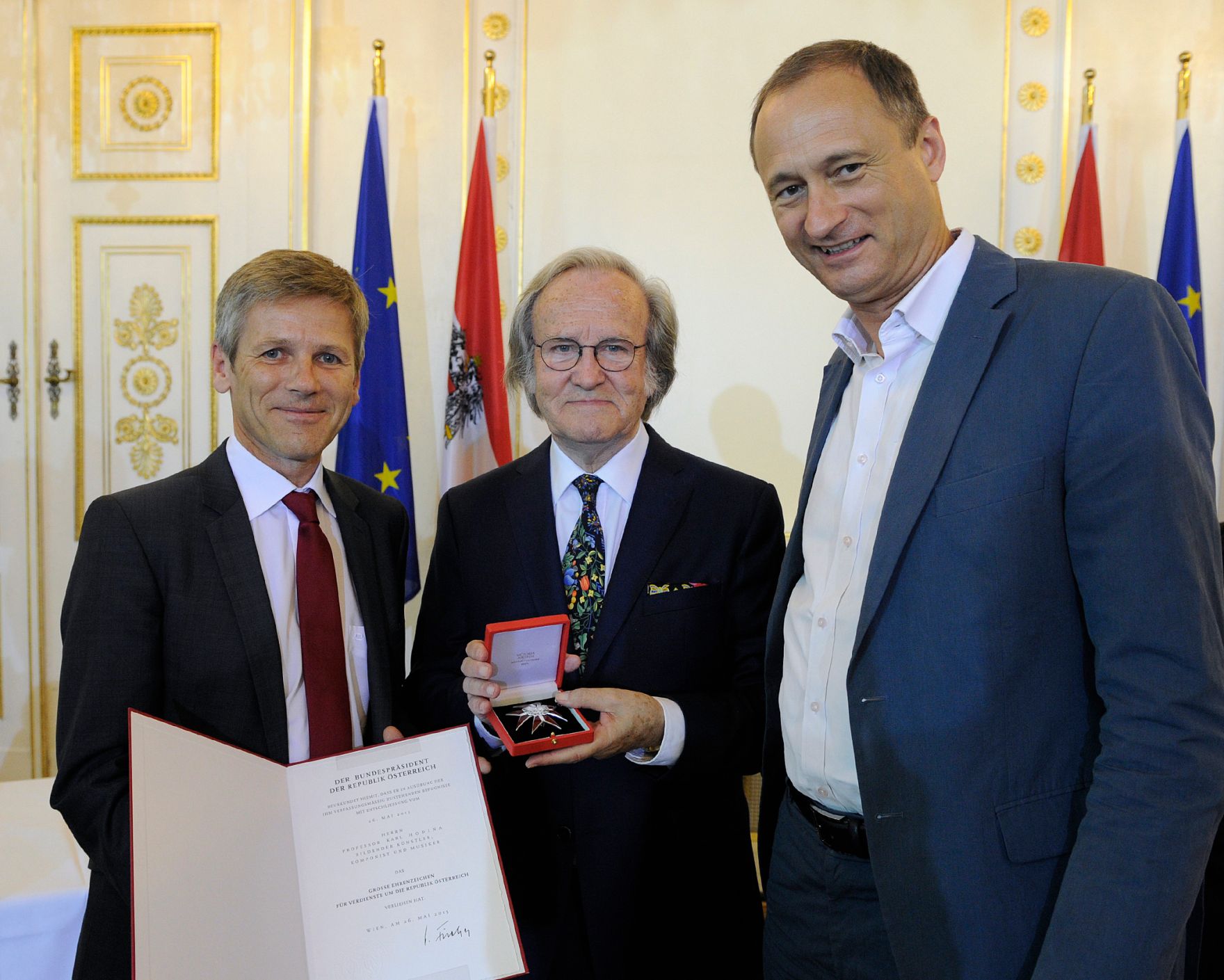 Am 2. September 2015 &uuml;berreichte Kunst -und Kulturminister Josef Ostermayer (l.) das Gro&szlig;e Ehrenzeichen f&uuml;r Verdienste um die Republik &Ouml;sterreich an den &ouml;sterreichischen Maler und Musiker Karl Hodina (m.). Im Bild mit Stadtrat Andreas Mailath-Pokorny (r.).