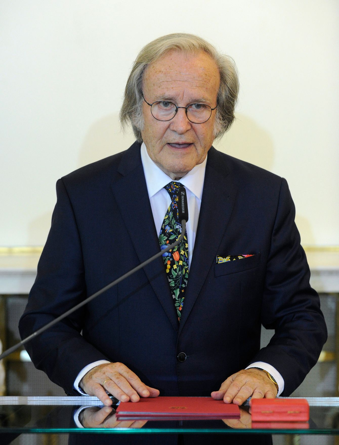 Am 2. September 2015 &uuml;berreichte Kunst -und Kulturminister Josef Ostermayer das Gro&szlig;e Ehrenzeichen f&uuml;r Verdienste um die Republik &Ouml;sterreich an den &ouml;sterreichischen Maler und Musiker Karl Hodina (im Bild).