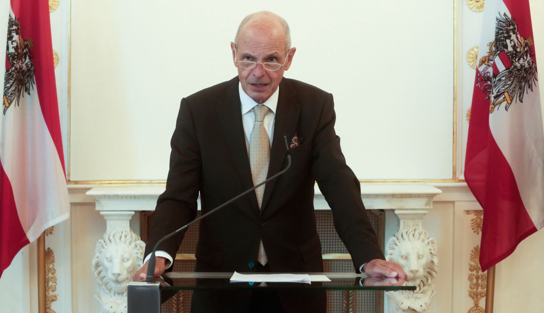 Am 3. September 2015 &uuml;berreichte Kunst- und Kulturminister Josef Ostermayer das &Ouml;sterreichische Ehrenkreuz f&uuml;r Wissenschaft und Kunst an Stefan Wurst. Im Bild Kurt Scholz.