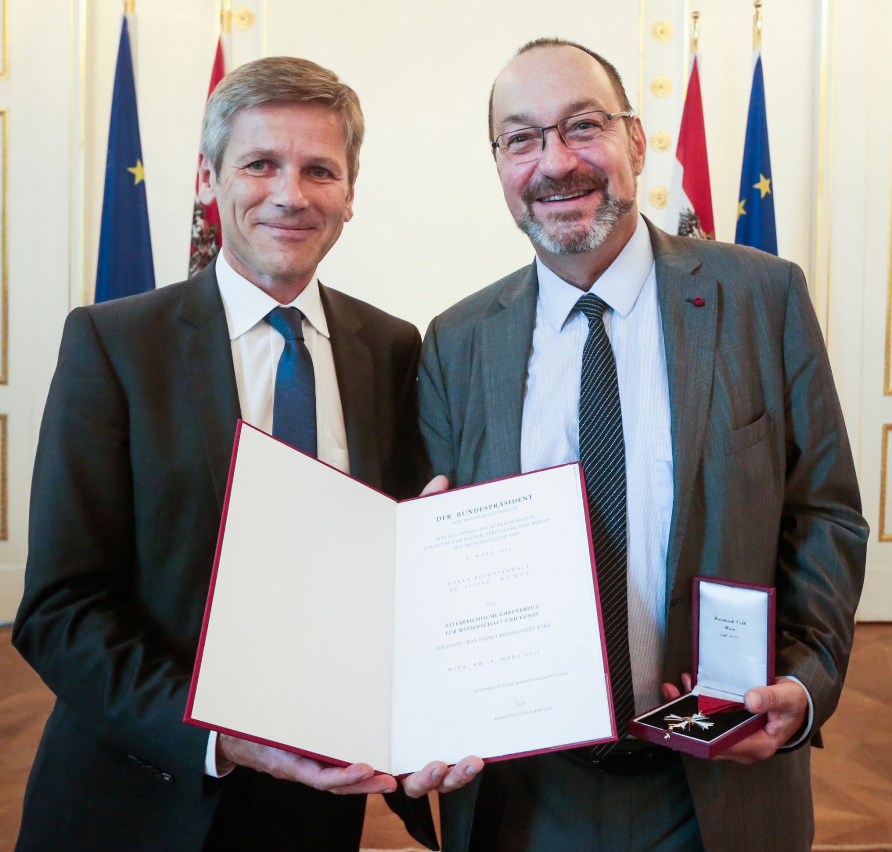 Am 3. September 2015 &uuml;berreichte Kunst- und Kulturminister Josef Ostermayer (l.l) das &Ouml;sterreichische Ehrenkreuz f&uuml;r Wissenschaft und Kunst an Stefan Wurst (r.).