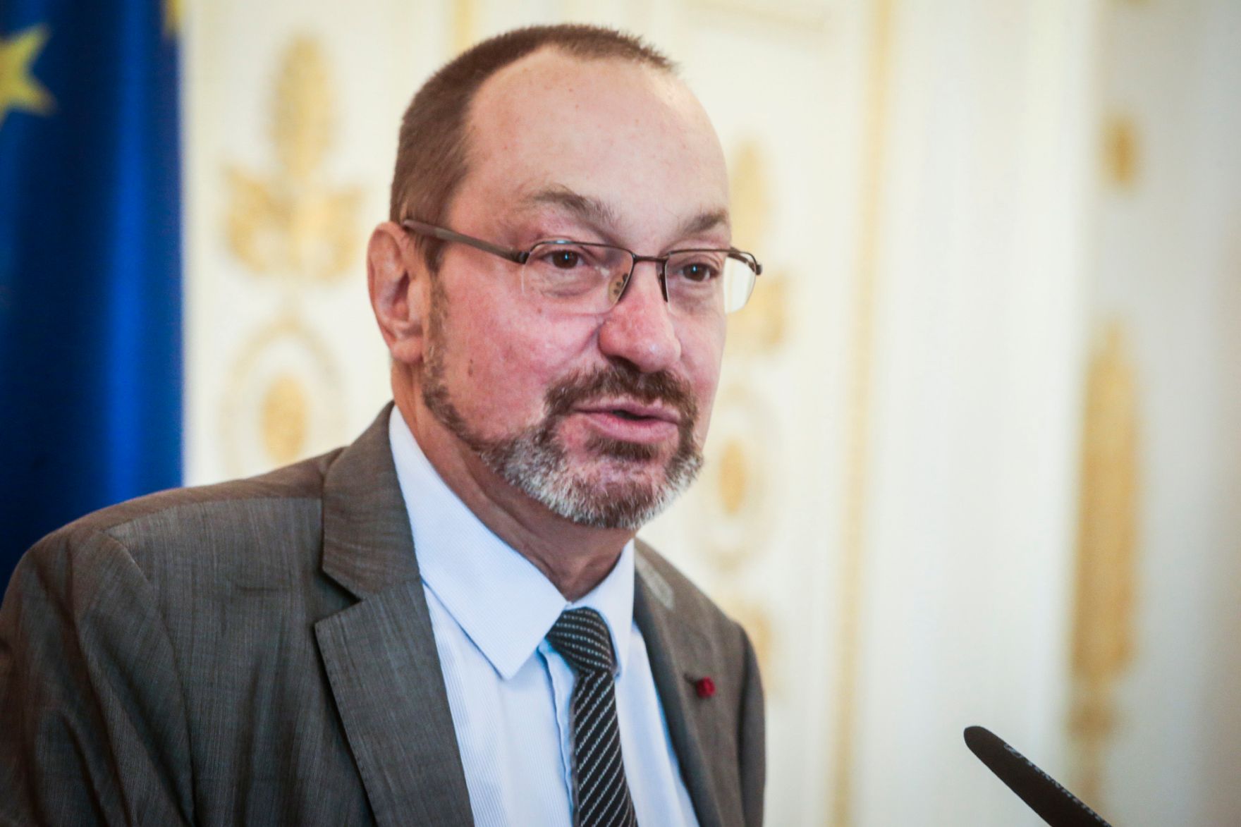 Am 3. September 2015 &uuml;berreichte Kunst- und Kulturminister Josef Ostermayer das &Ouml;sterreichische Ehrenkreuz f&uuml;r Wissenschaft und Kunst an Stefan Wurst (im Bild).