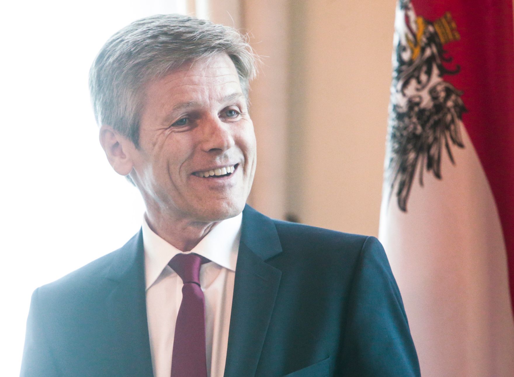 Am 9. September 2015 &uuml;berreichte Kunst- und Kulturminister Josef Ostermayer (im Bild) die Urkunde mit der Barbara Neubauer der Berufstitel Professorin verliehen wurde.