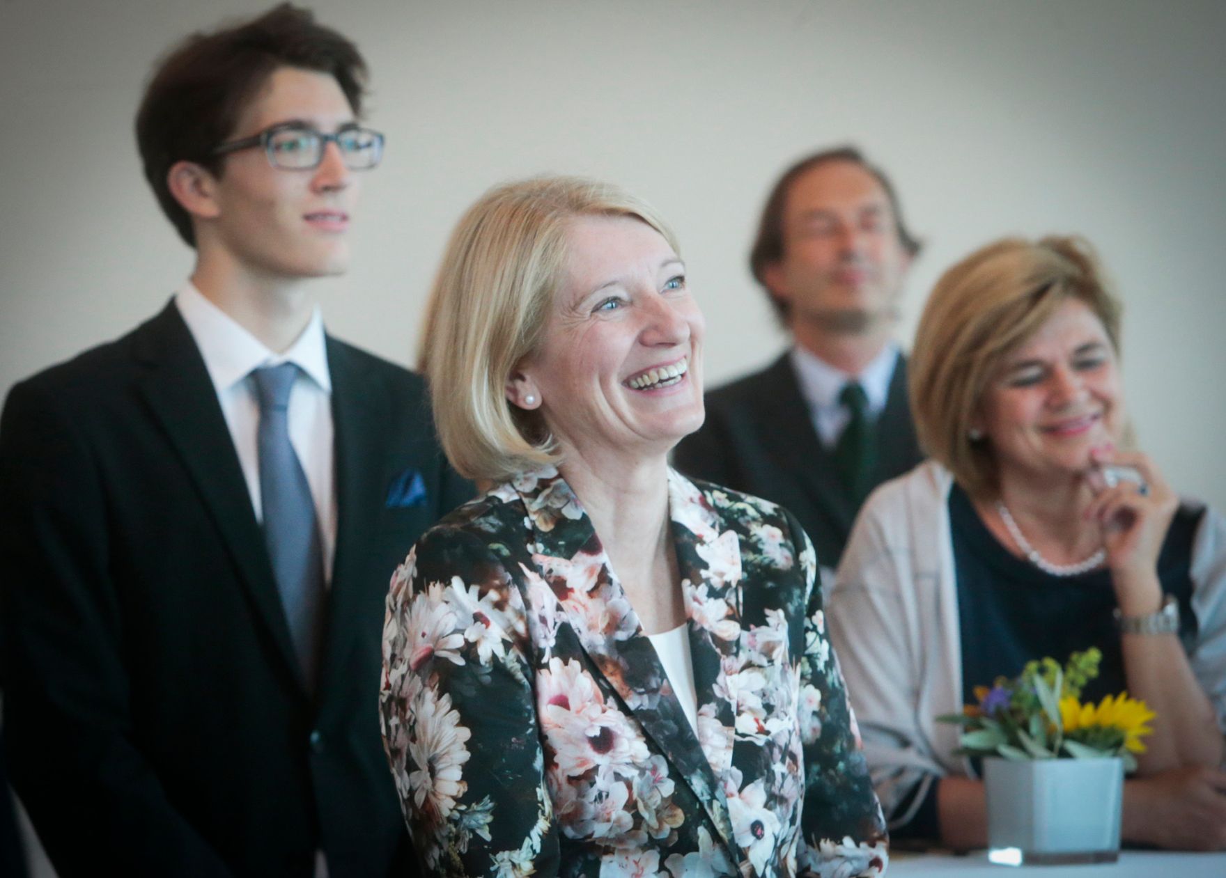 Am 9. September 2015 &uuml;berreichte Kunst- und Kulturminister Josef Ostermayer die Urkunde mit der Barbara Neubauer (m.) der Berufstitel Professorin verliehen wurde.