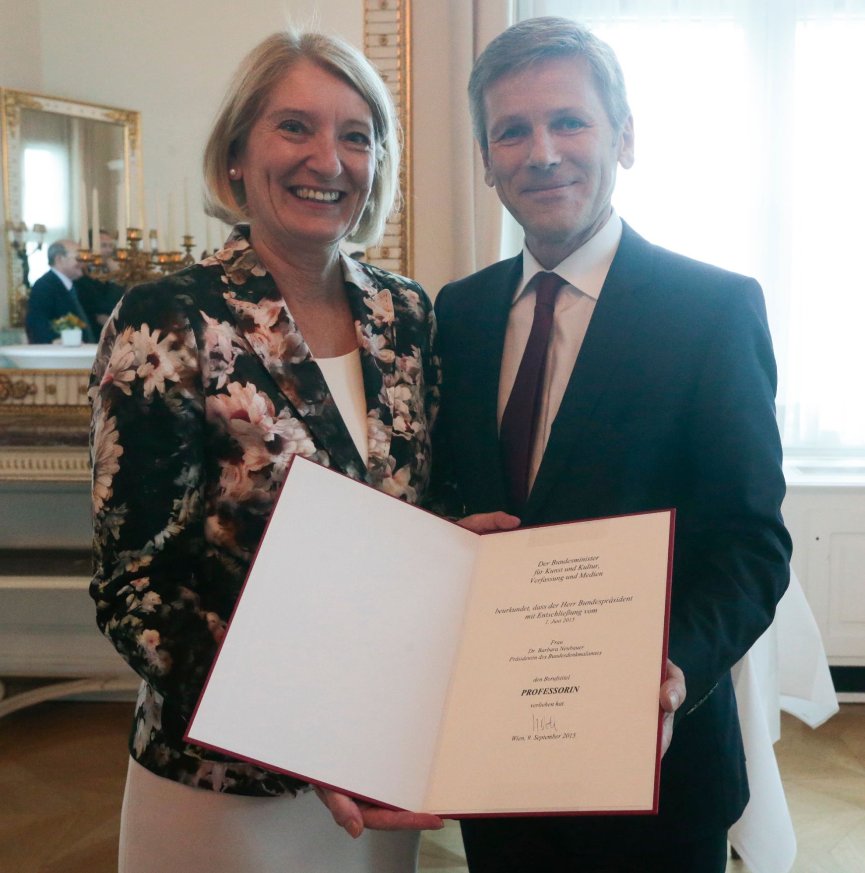 Am 9. September 2015 &uuml;berreichte Kunst- und Kulturminister Josef Ostermayer (r.) die Urkunde mit der Barbara Neubauer (l.) der Berufstitel Professorin verliehen wurde.