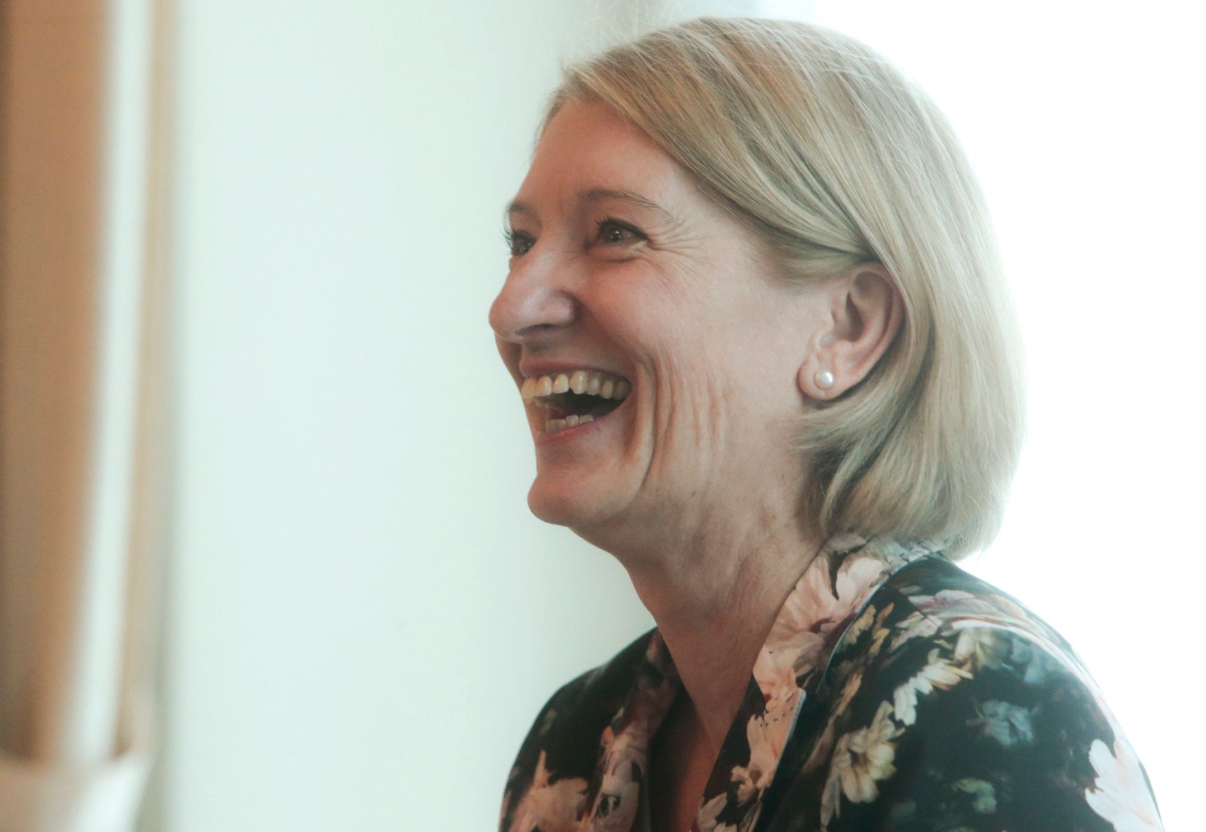 Am 9. September 2015 &uuml;berreichte Kunst- und Kulturminister Josef Ostermayer die Urkunde mit der Barbara Neubauer (im Bild) der Berufstitel Professorin verliehen wurde.