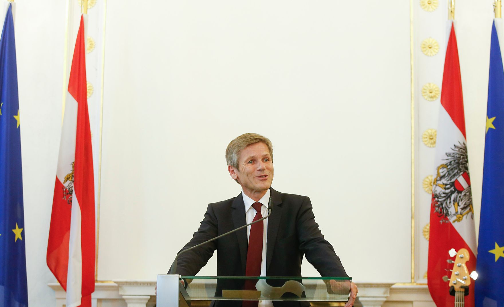 Am 15. September 2015 &uuml;berreichte Kunst- und Kulturminister Josef Ostermayer (im Bild) die Urkunde, mit der Schauspieler Joseph Lorenz der Berufstitel Kammerschauspieler verliehen wurde.