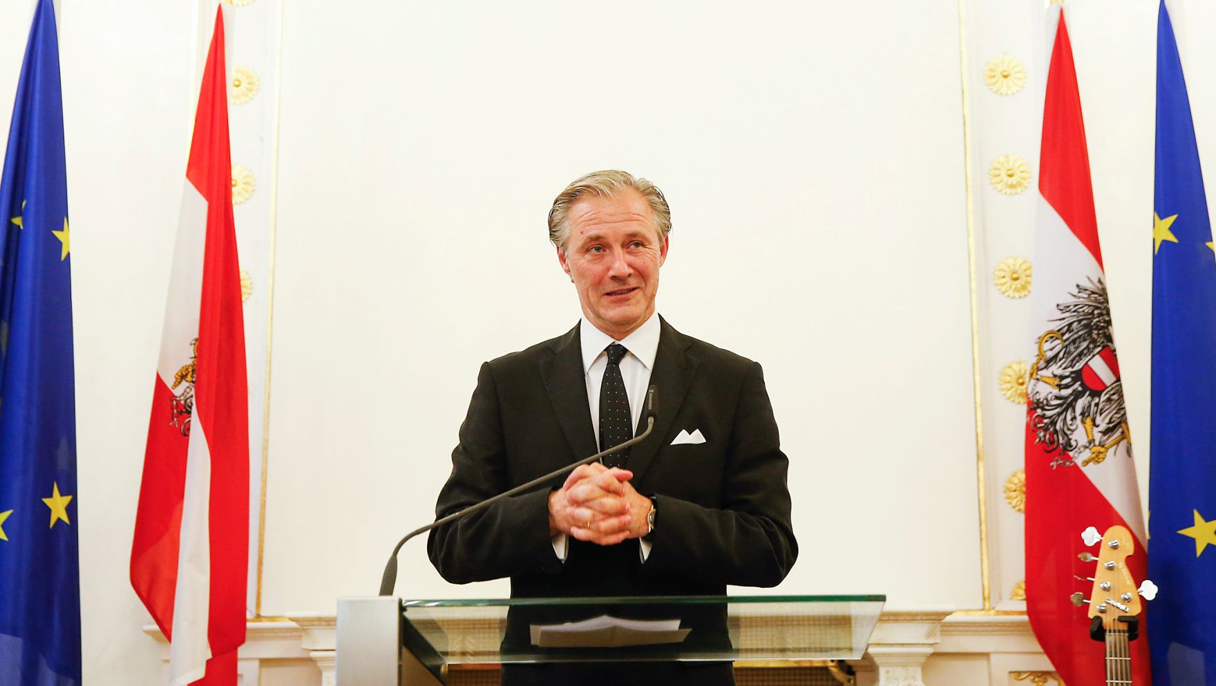 Am 15. September 2015 &uuml;berreichte Kunst- und Kulturminister Josef Ostermayer die Urkunde, mit der Schauspieler Joseph Lorenz (im Bild) der Berufstitel Kammerschauspieler verliehen wurde.