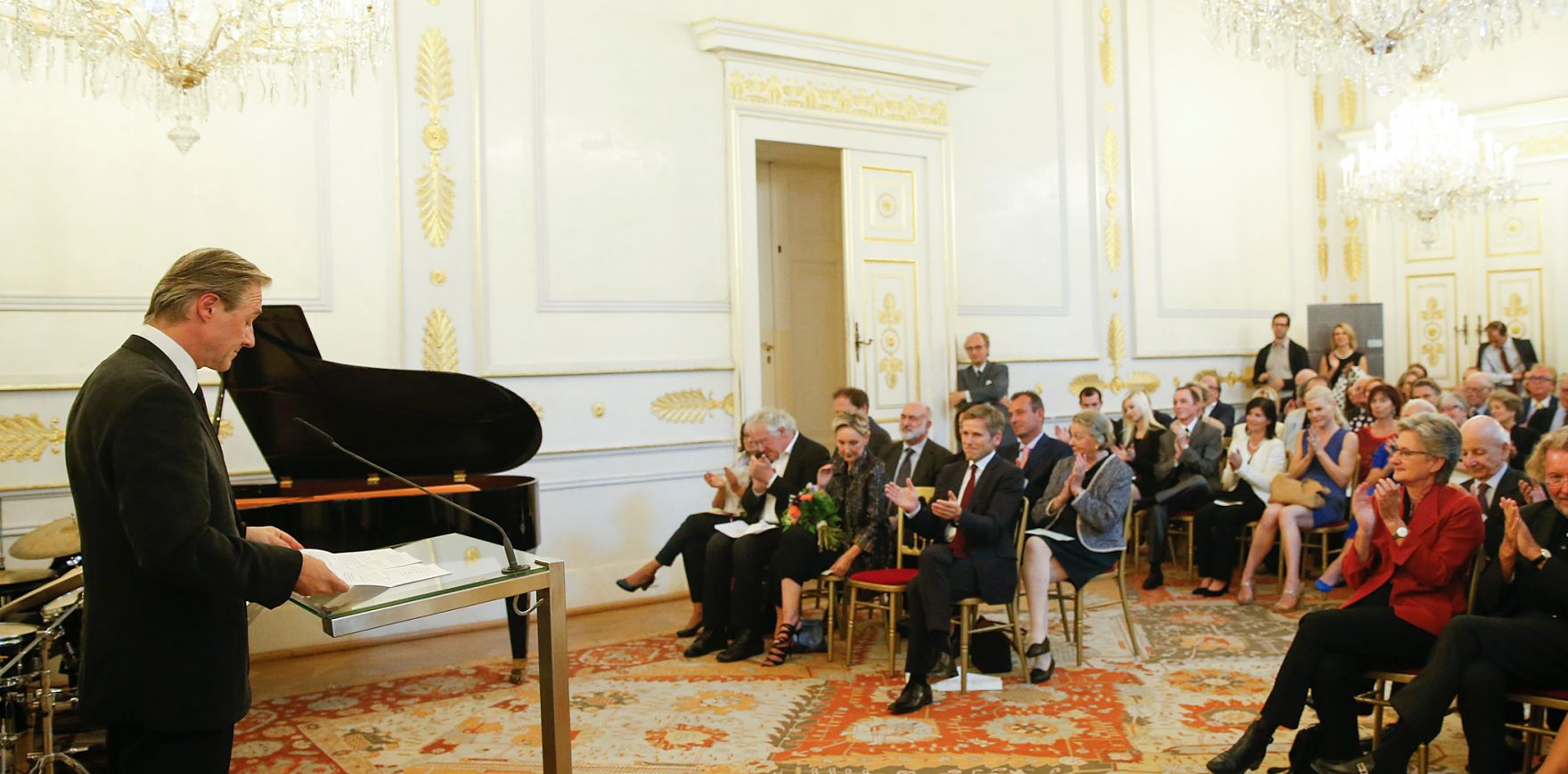Am 15. September 2015 &uuml;berreichte Kunst- und Kulturminister Josef Ostermayer die Urkunde, mit der Schauspieler Joseph Lorenz (l.) der Berufstitel Kammerschauspieler verliehen wurde.