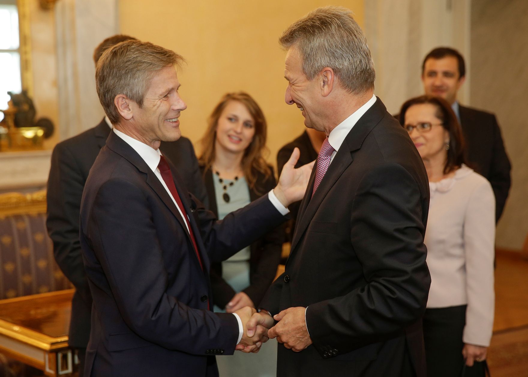 Am 15. September 2015 verlieh Bundespr&auml;sident Heinz Fischer dem Pr&auml;sidenten des &ouml;sterreichischen Gewerkschaftsbundes, Erich Foglar (r.) das Gro&szlig;e Goldene Ehrenzeichen mit dem Stern f&uuml;r Verdienste um die Republik &Ouml;sterreich. Im Bild mit Kanzleramtsminister Josef Ostermayer (l.).