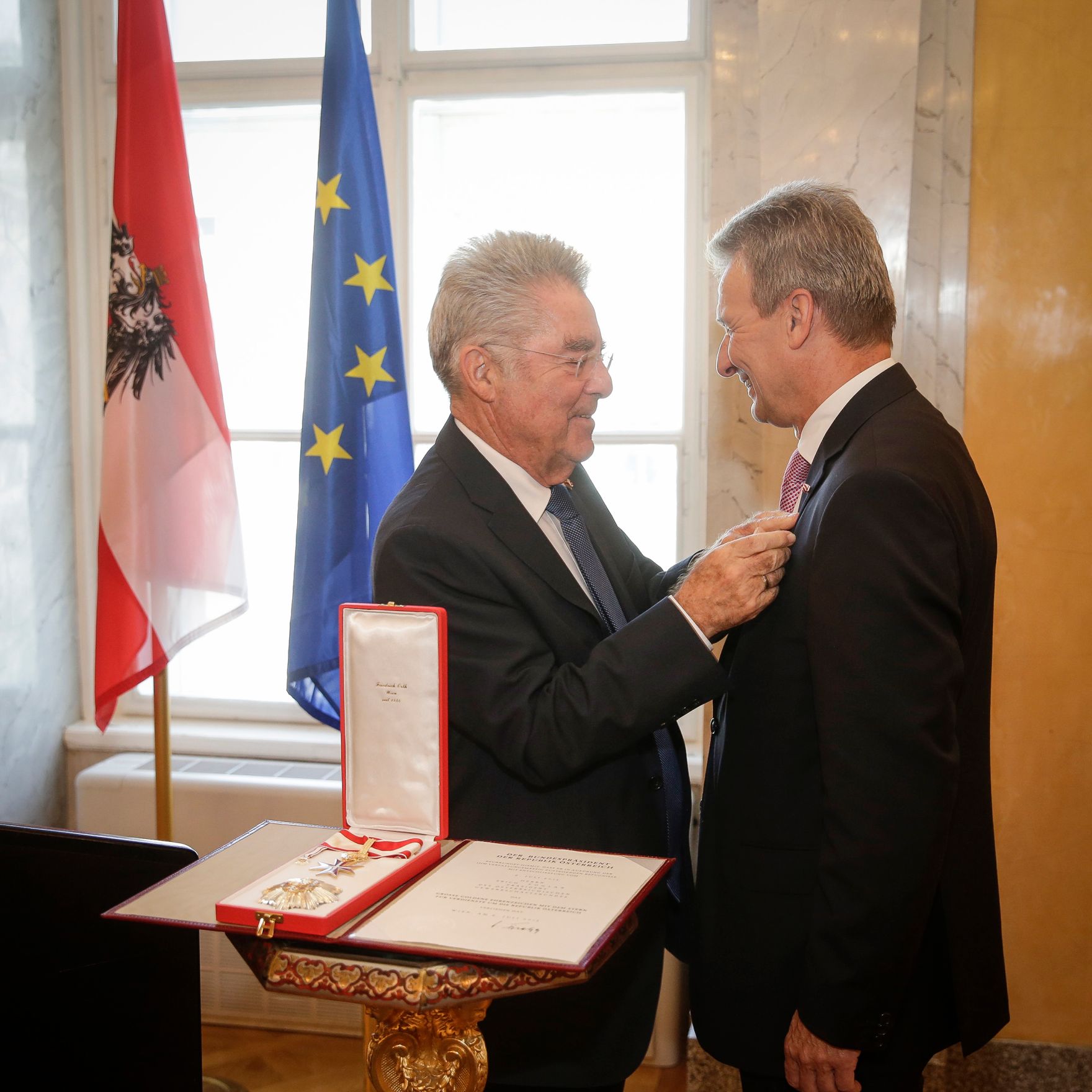Am 15. September 2015 verlieh Bundespr&auml;sident Heinz Fischer (l.) dem Pr&auml;sidenten des &ouml;sterreichischen Gewerkschaftsbundes, Erich Foglar (r.) das Gro&szlig;e Goldene Ehrenzeichen mit dem Stern f&uuml;r Verdienste um die Republik &Ouml;sterreich.