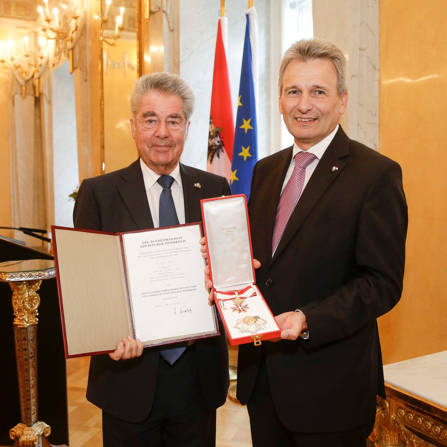 Am 15. September 2015 verlieh Bundespr&auml;sident Heinz Fischer (l.) dem Pr&auml;sidenten des &ouml;sterreichischen Gewerkschaftsbundes, Erich Foglar (r.) das Gro&szlig;e Goldene Ehrenzeichen mit dem Stern f&uuml;r Verdienste um die Republik &Ouml;sterreich.