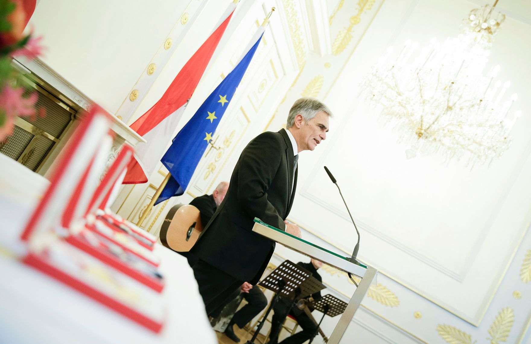 Am 30. September 2015 &uuml;berreichte Kunst- und Kulturminister Josef Ostermayer Ehrenzeichen an Widerstandsk&auml;mpfer. Im Bild Bundeskanzler Werner Faymann bei seiner Festansprache.