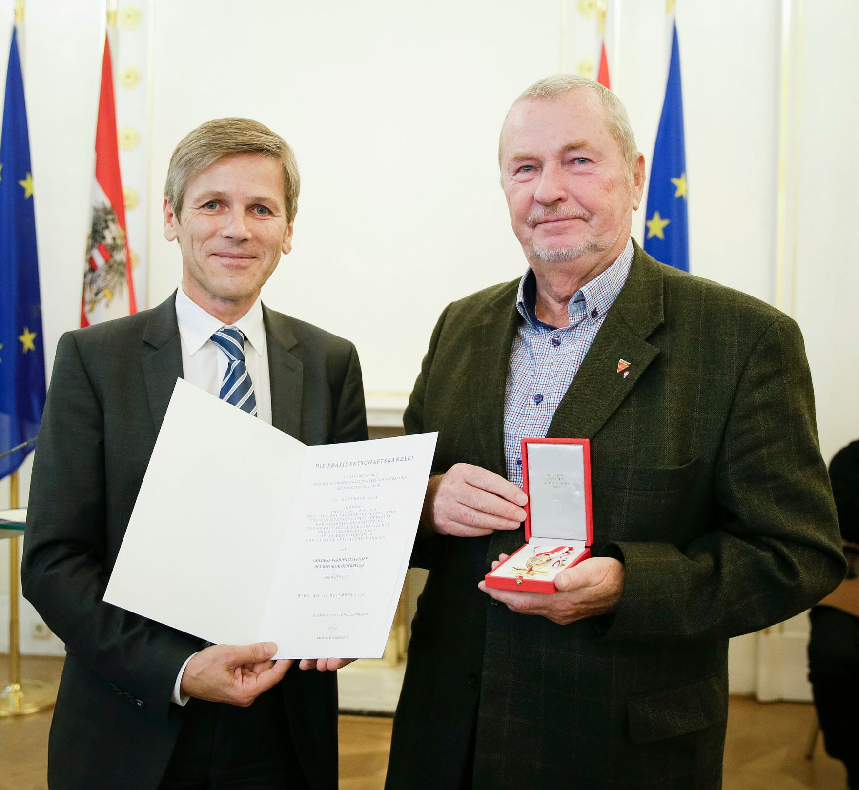 Am 30. September 2015 &uuml;berreichte Kunst- und Kulturminister Josef Ostermayer (l.) das Goldene Verdienstzeichen der Republik &Ouml;sterreich an Theodor Maier (r.).