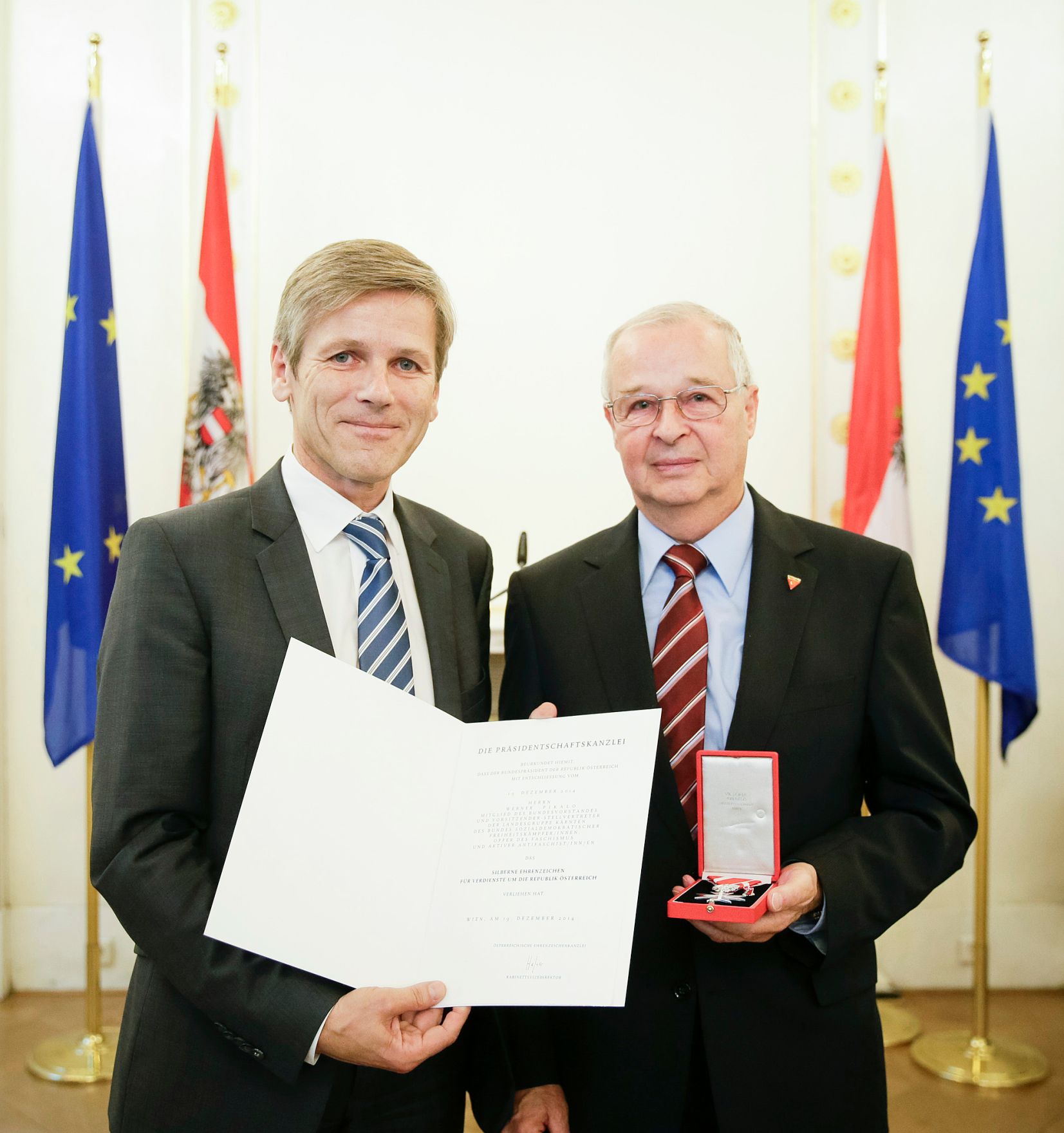 Am 30. September 2015 &uuml;berreichte Kunst- und Kulturminister Josef Ostermayer (l.) das Silberne Ehrenzeichen f&uuml;r Verdienste um die Republik &Ouml;sterreich an Werner Pikalo (r.).