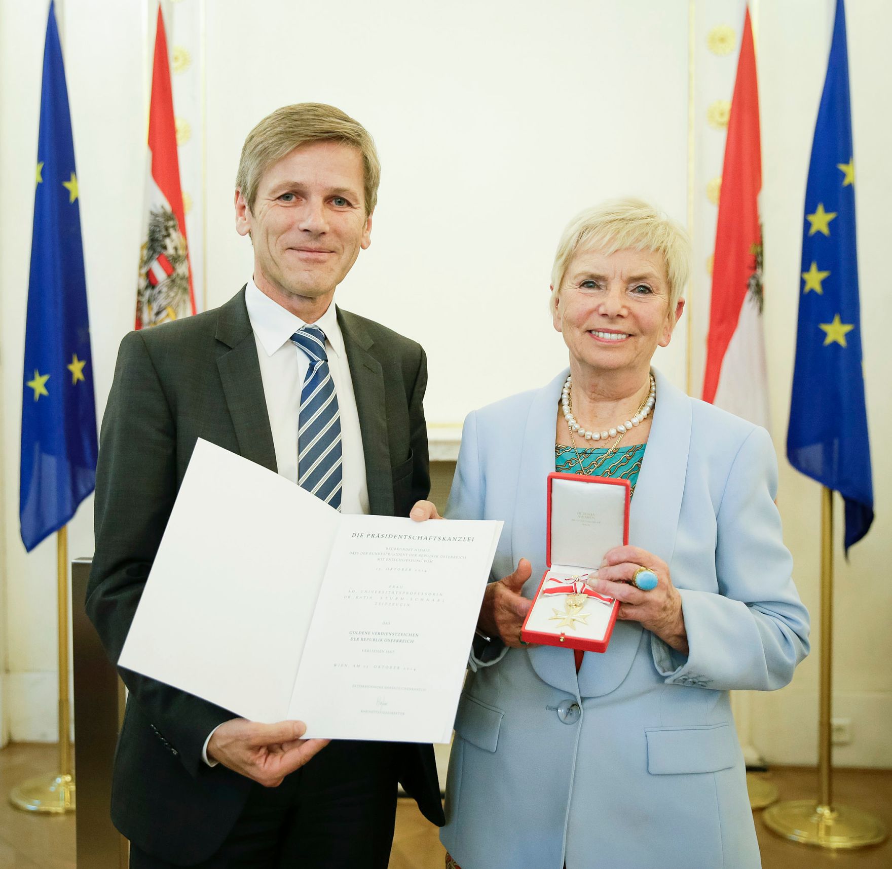 Am 30. September 2015 &uuml;berreichte Kunst- und Kulturminister Josef Ostermayer (l.) das Goldene Verdienstzeichen der Republik &Ouml;sterreich an Katja Sturm-Schnabl (r.).
