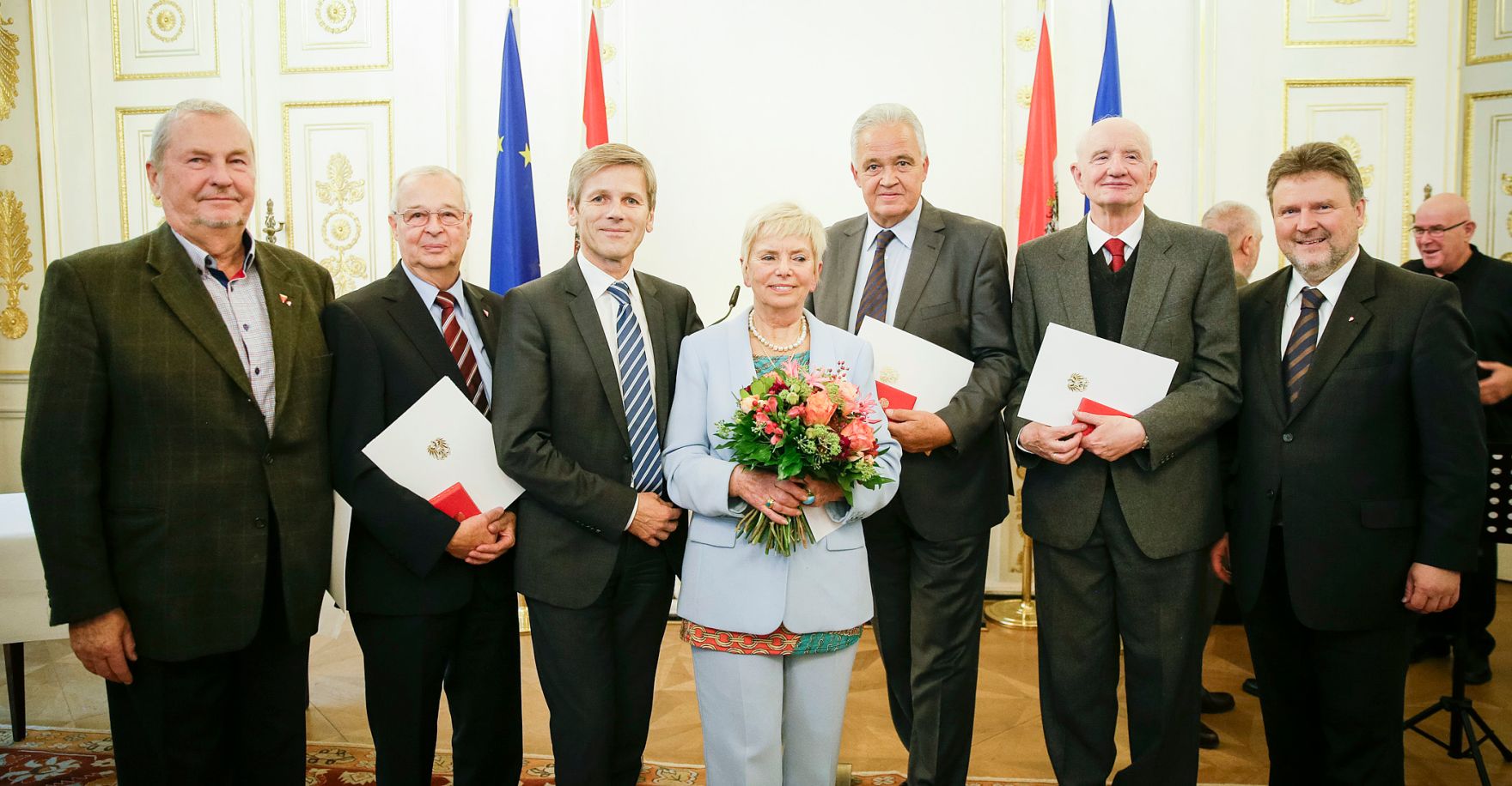 Am 30. September 2015 &uuml;berreichte Kunst- und Kulturminister Josef Ostermayer Ehrenzeichen an Widerstandsk&auml;mpfer. Im Bild (v.l.n.r.) Theodor Maier, Werner Pikalo, Josef Ostermayer, Katja Sturm-Schnabl, Vinzenz Jobst und Kurt Cizek.