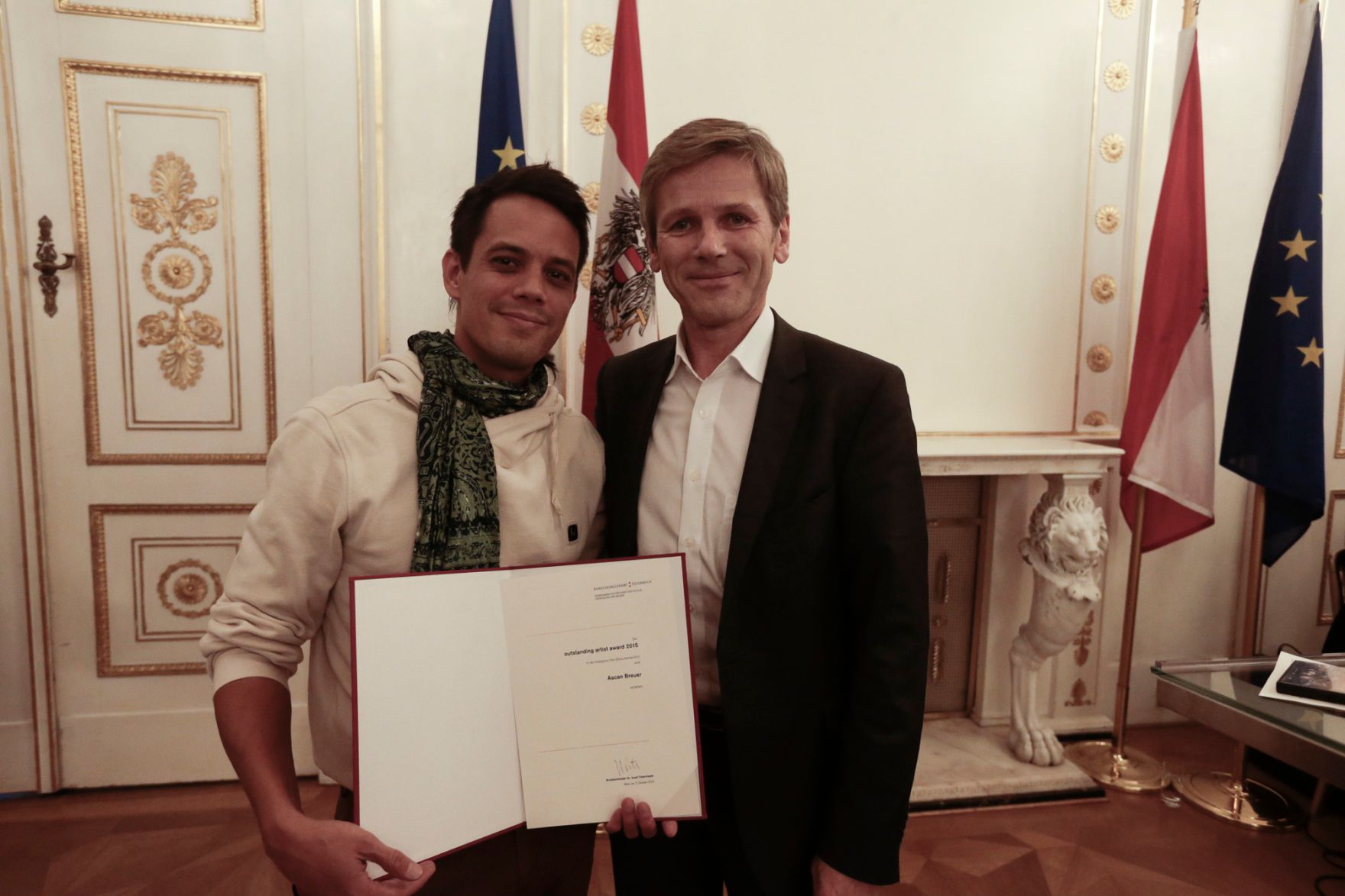 Am 2. Oktober 2015 verlieh Kunst- und Kulturminister Josef Ostermayer die "outstanding artist awards 2015". Im Bild mit Ascan Breuer (r.), Preistr&auml;ger in der Kategorie Dokumentarfilm.