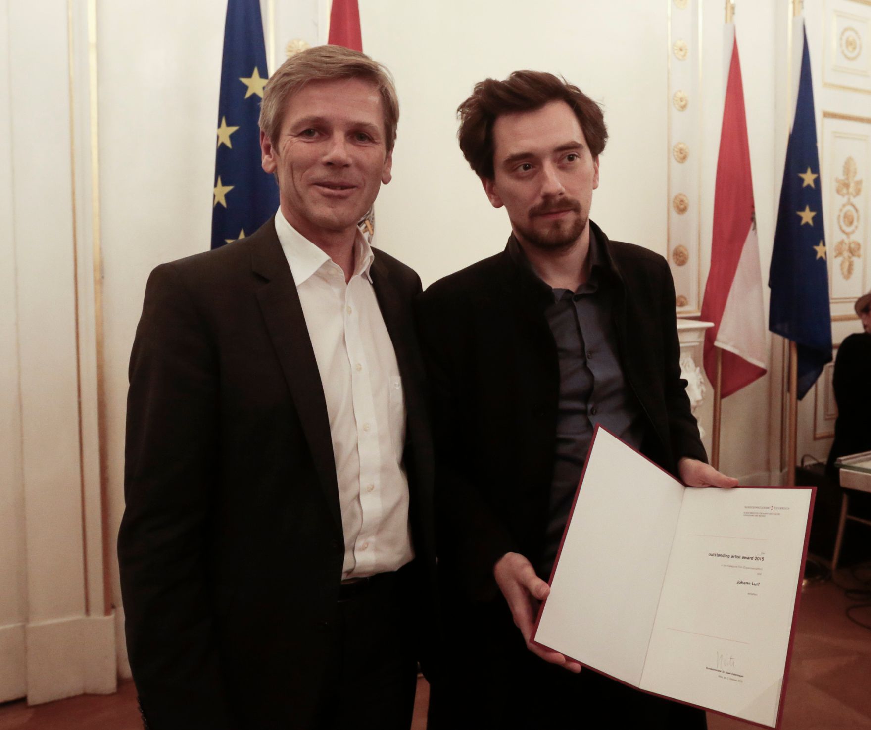 Am 2. Oktober 2015 verlieh Kunst- und Kulturminister Josef Ostermayer die "outstanding artist awards 2015". Im Bild mit Johann Lurf (r.), Preistr&auml;ger in der Kategorie Experimentalfilm.