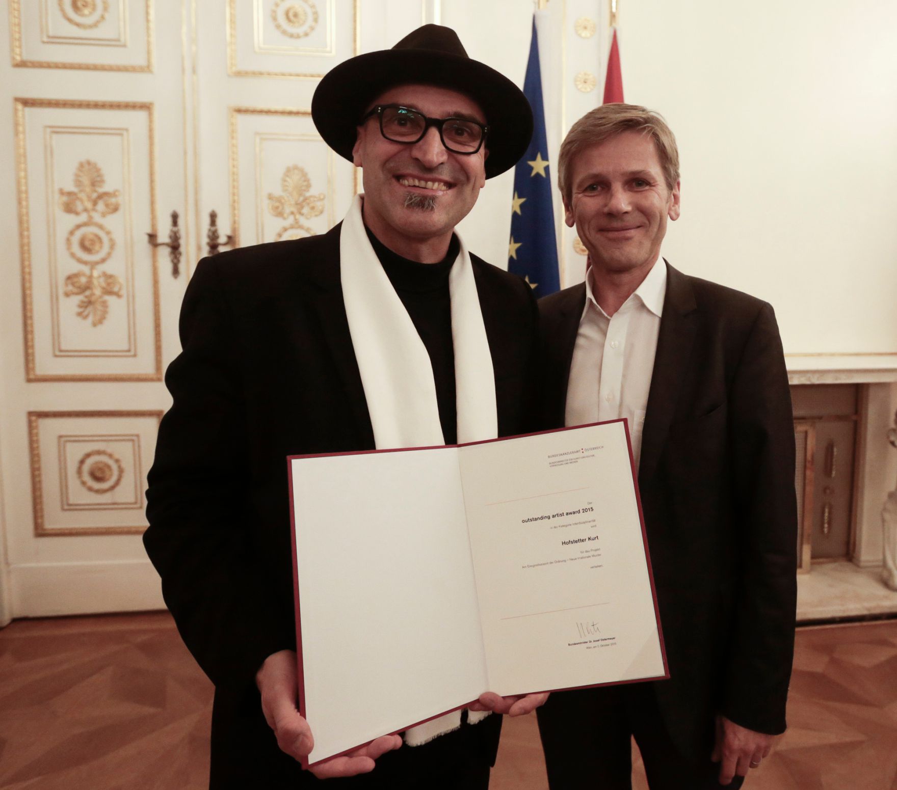 Am 2. Oktober 2015 verlieh Kunst- und Kulturminister Josef Ostermayer die "outstanding artist awards 2015". Im Bild mit Hofstetter Kurt (r.), Preistr&auml;ger in der Kategorie Interdisziplinarit&auml;t.
