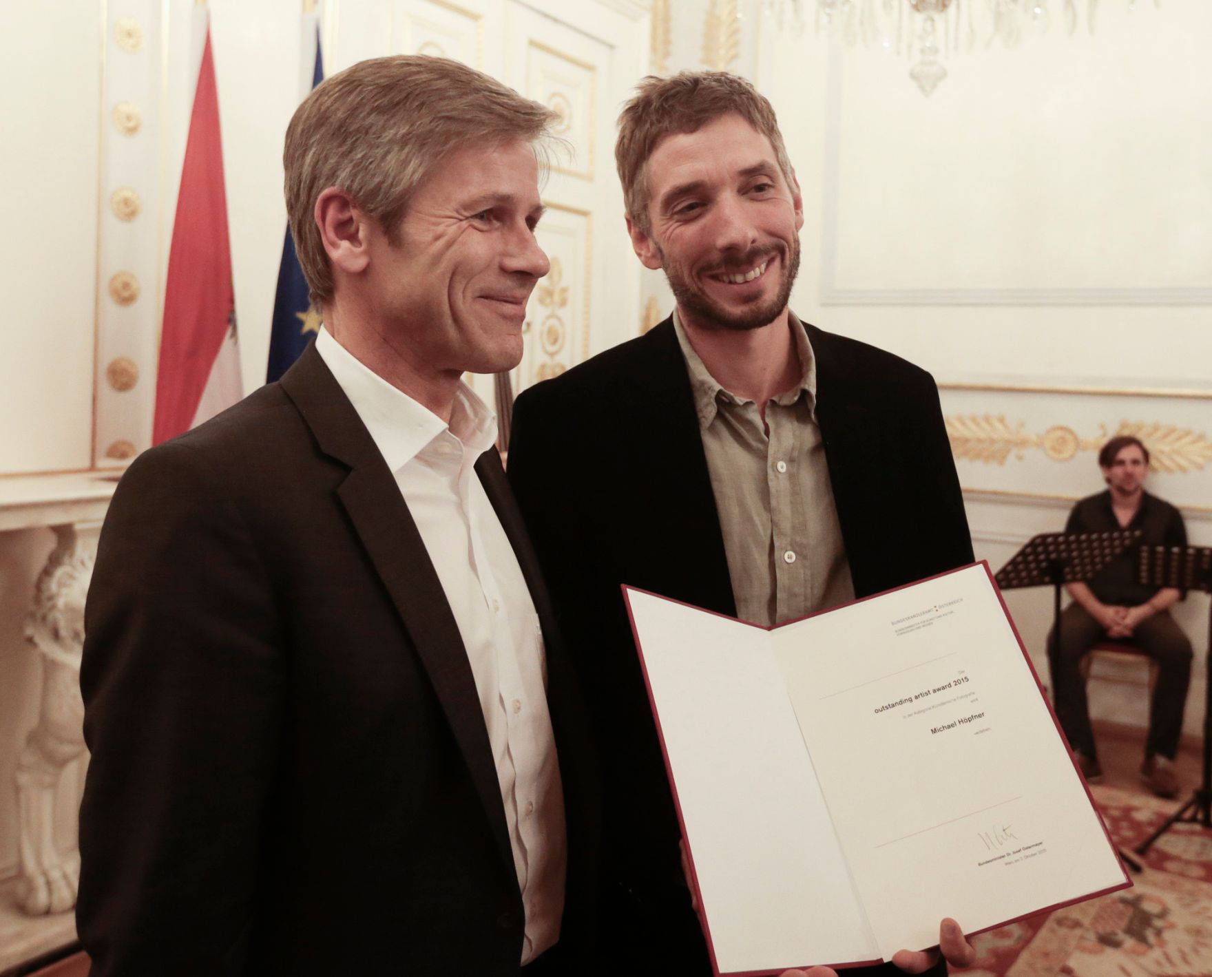 Am 2. Oktober 2015 verlieh Kunst- und Kulturminister Josef Ostermayer die "outstanding artist awards 2015". Im Bild mit Michael H&ouml;pfner (r.), Preistr&auml;ger in der Kategorie K&uuml;nstlerische Fotografie.