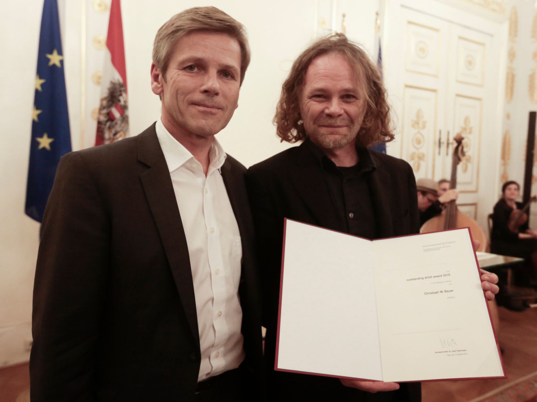 Am 2. Oktober 2015 verlieh Kunst- und Kulturminister Josef Ostermayer die "outstanding artist awards 2015". Im Bild mit Christoph W. Bauer (r.), Preistr&auml;ger in der Kategorie Literatur.