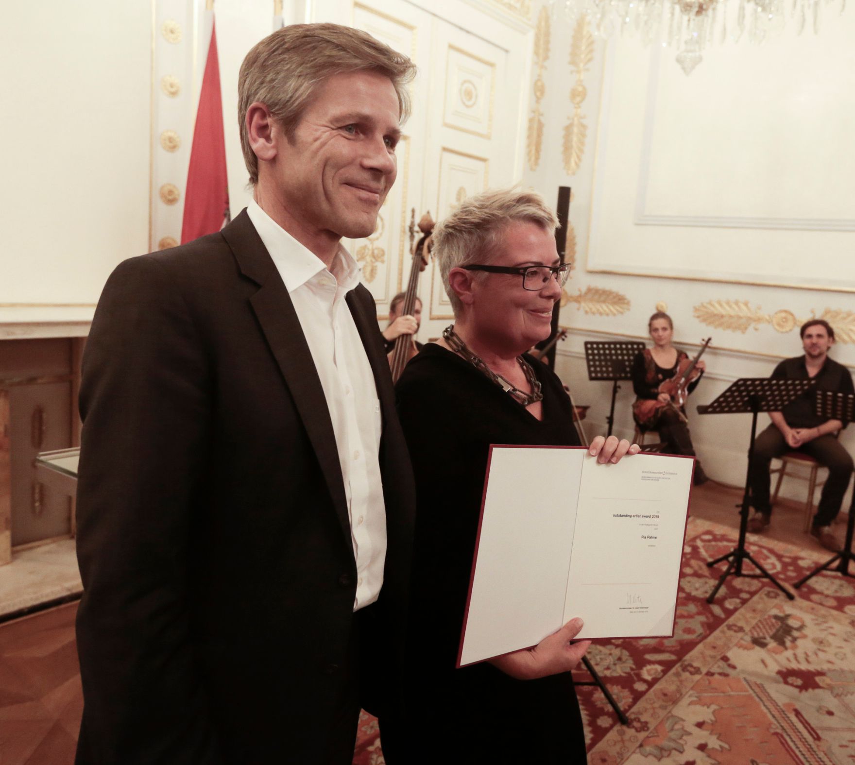 Am 2. Oktober 2015 verlieh Kunst- und Kulturminister Josef Ostermayer die "outstanding artist awards 2015". Im Bild mit Pia Palme (r.), Preistr&auml;gerin in der Kategorie Musik.