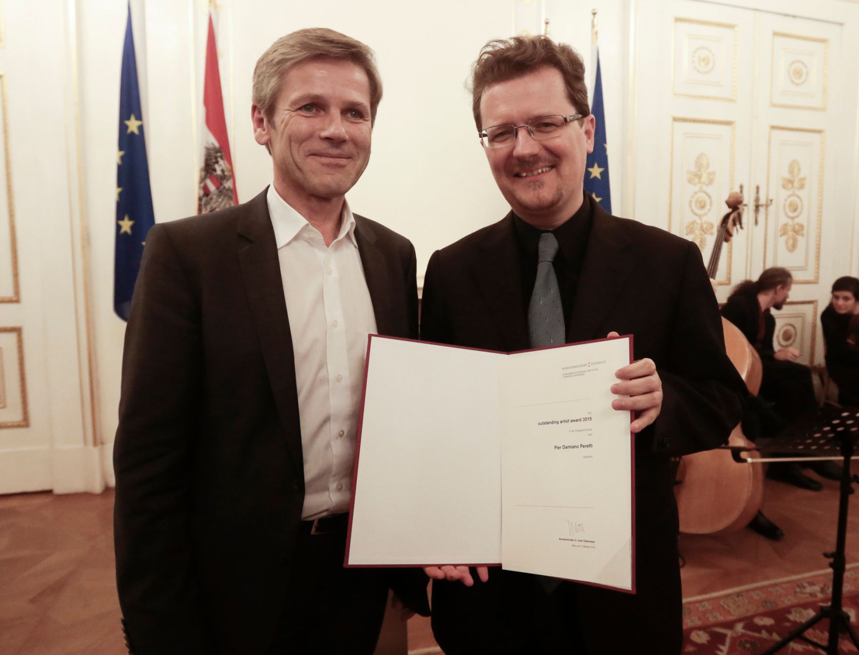 Am 2. Oktober 2015 verlieh Kunst- und Kulturminister Josef Ostermayer die "outstanding artist awards 2015". Im Bild mit Pier Damiano Peretti (r.), Preistr&auml;ger in der Kategorie Musik.